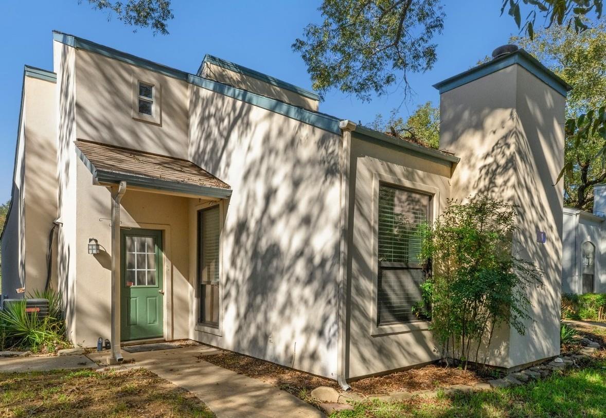 10 Townhouse Cir Property Photo 1