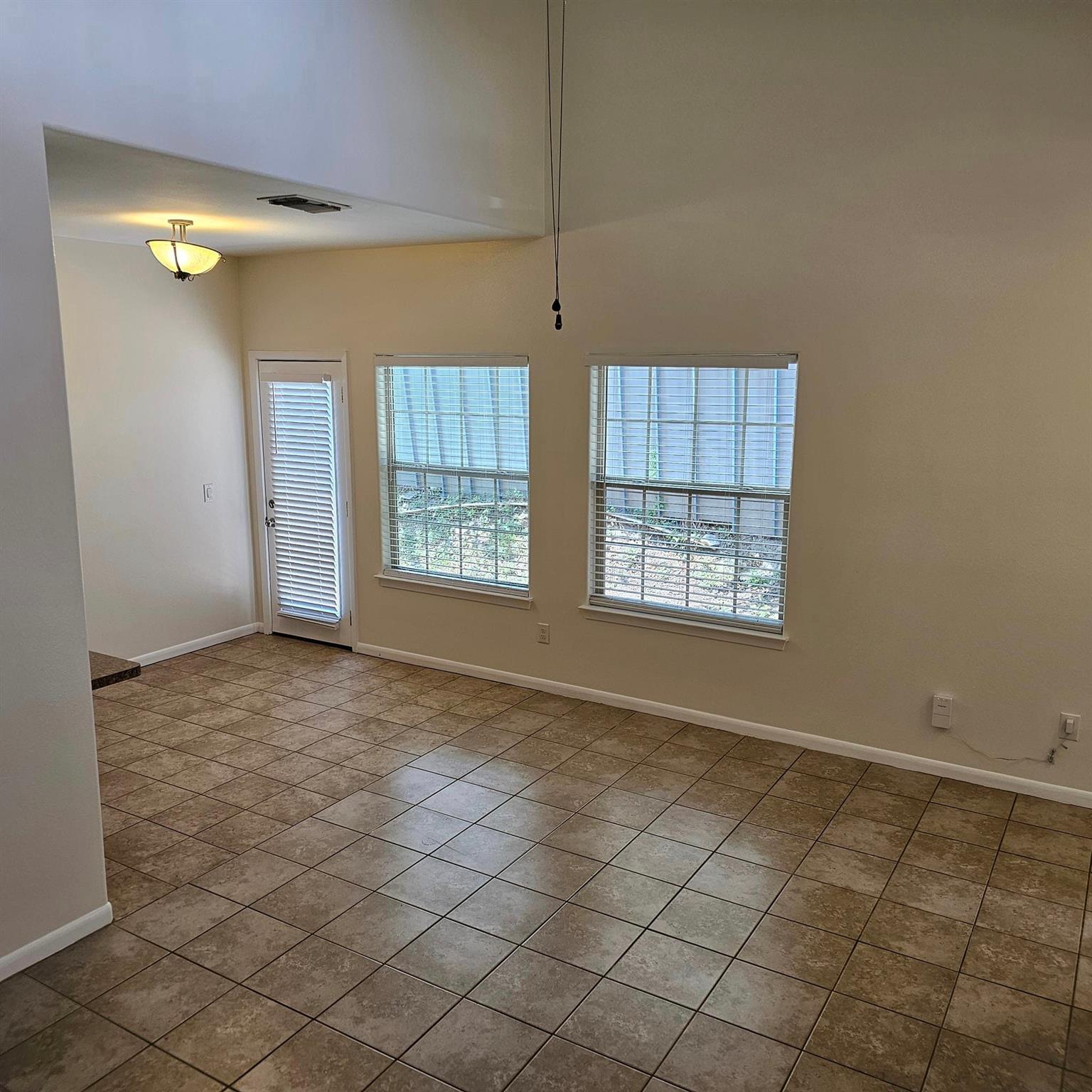 709 Franklin Blvd #a Property Photo 3