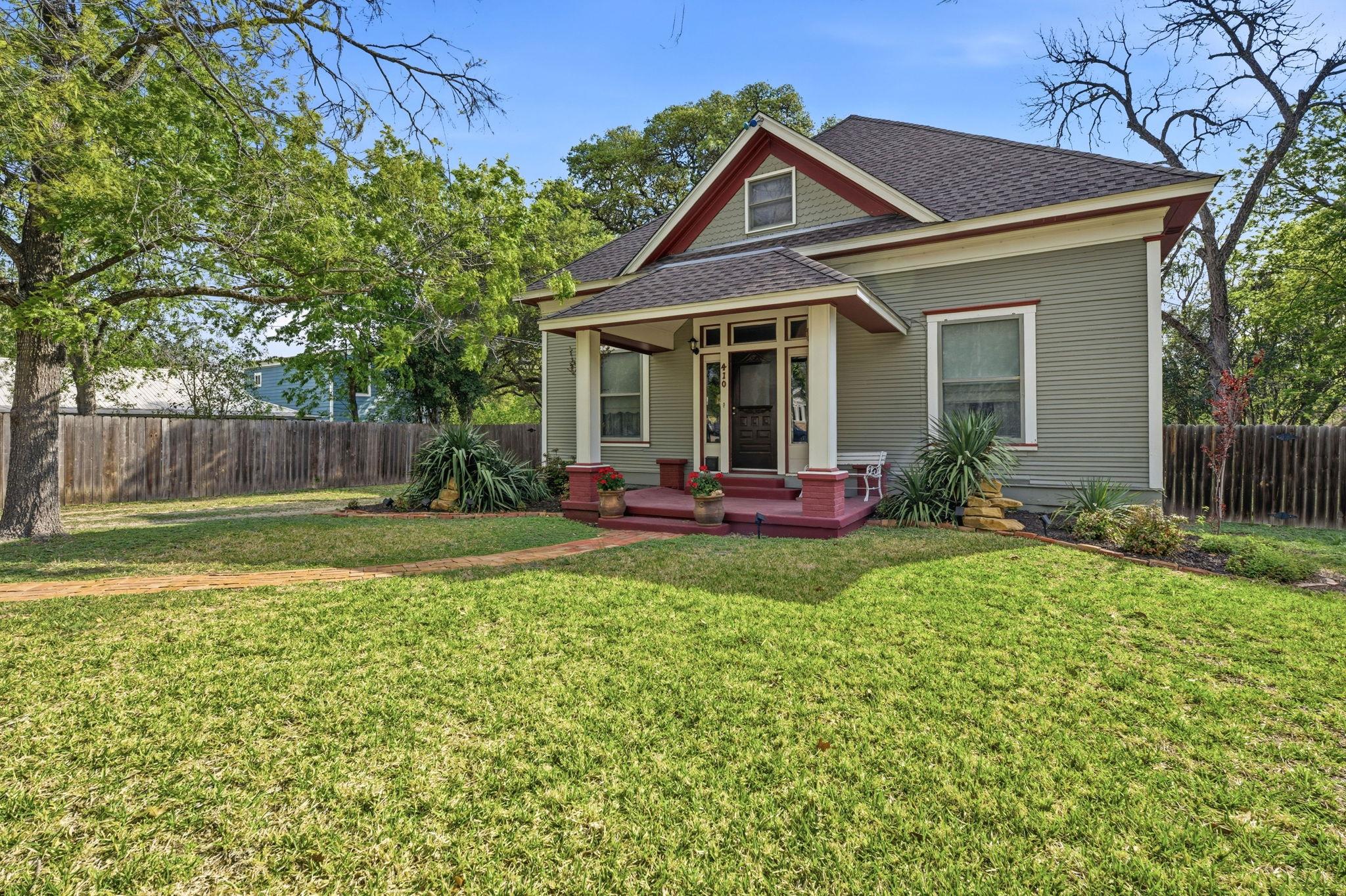 410 Cibilo St Property Photo 1