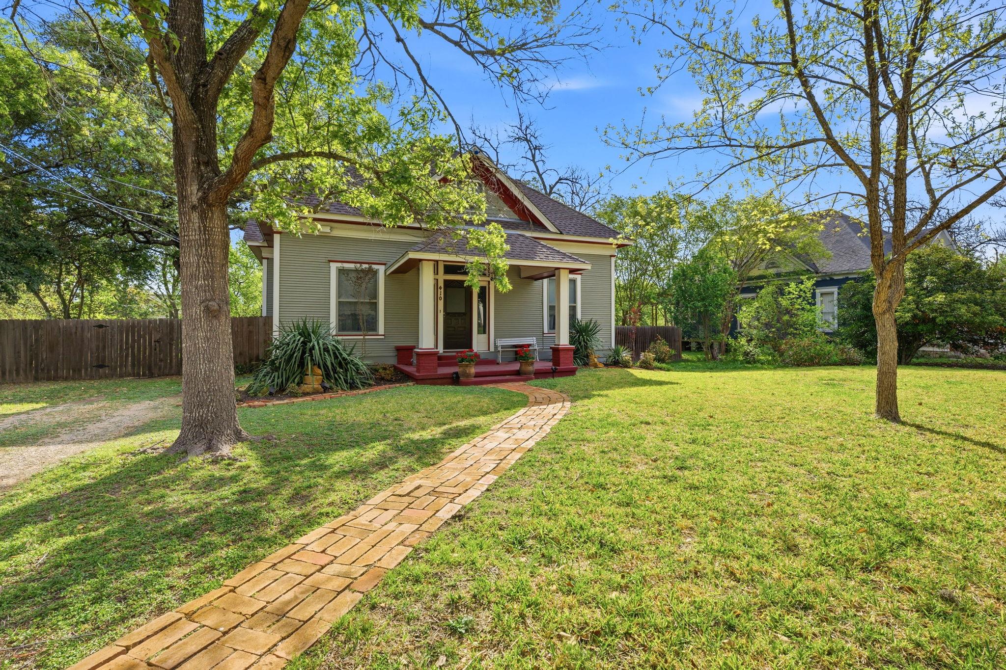 410 Cibilo St Property Photo 2
