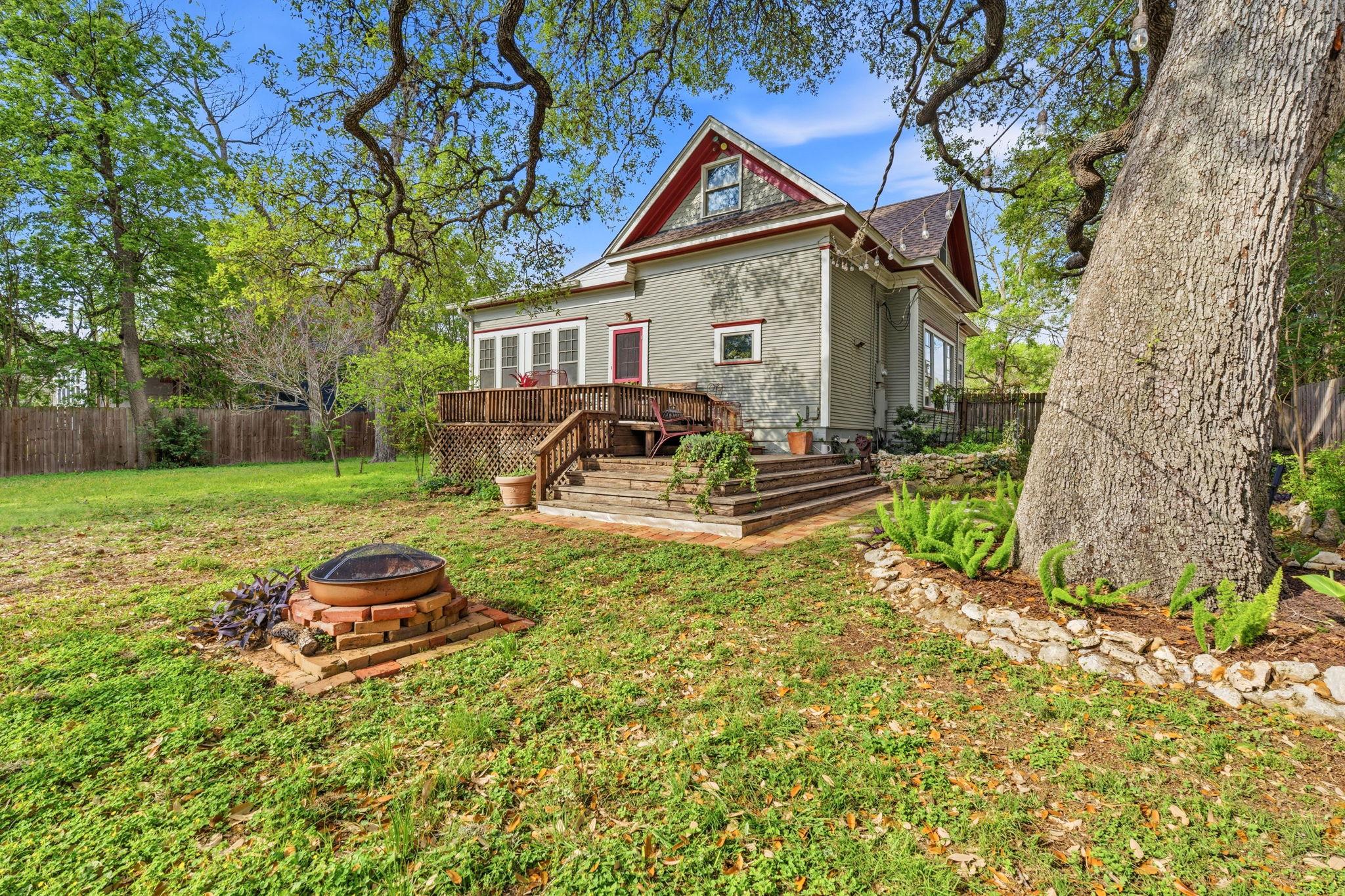 410 Cibilo St Property Photo 3