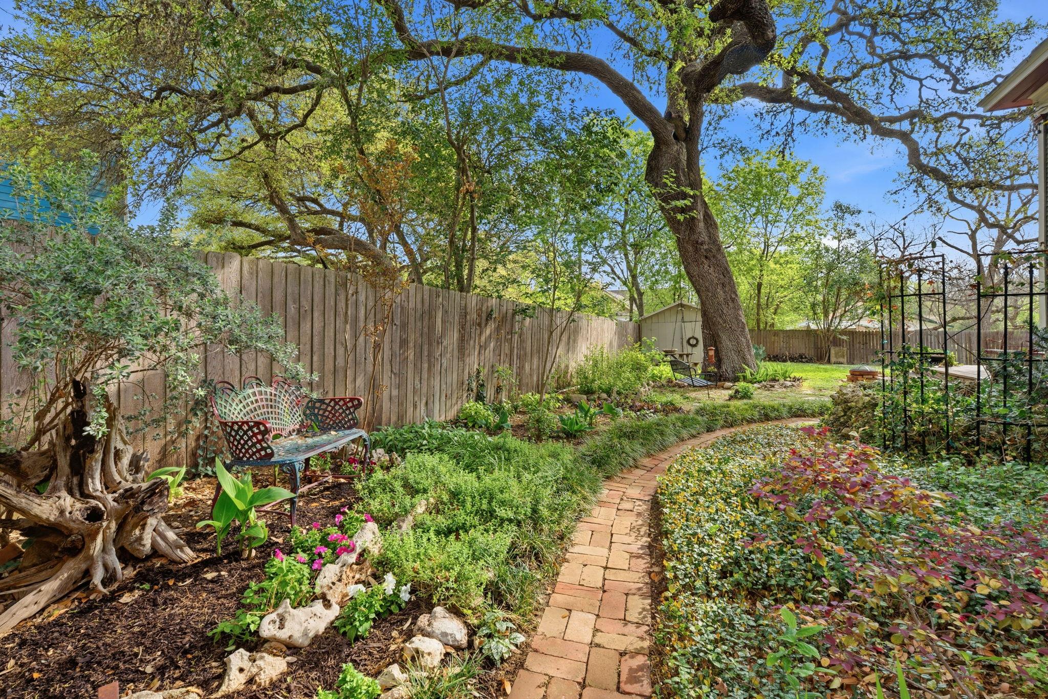 410 Cibilo St Property Photo 6