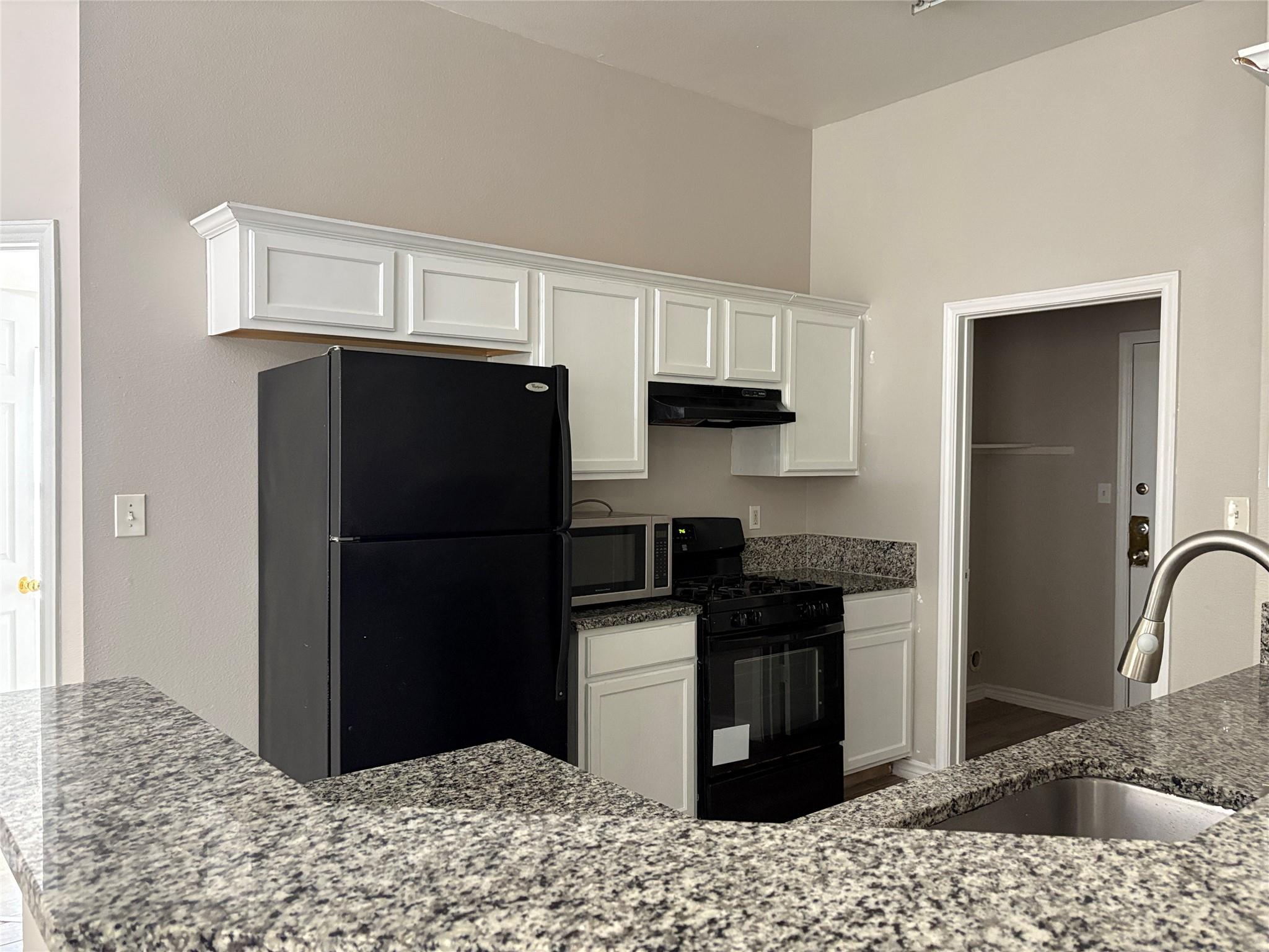 2405 Wisteria Way Property Photo 7