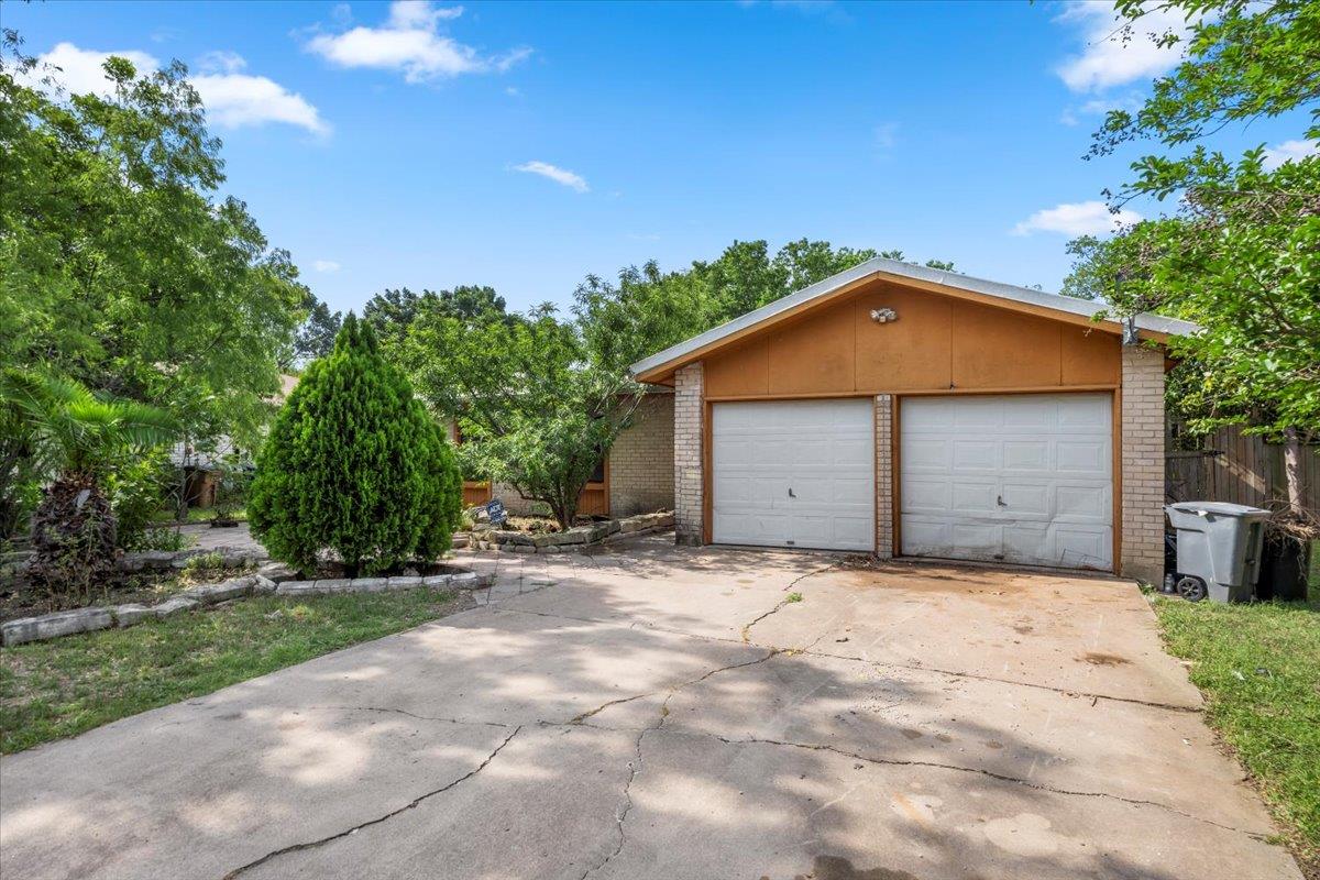 1307 Meadgreen Dr Property Photo 1