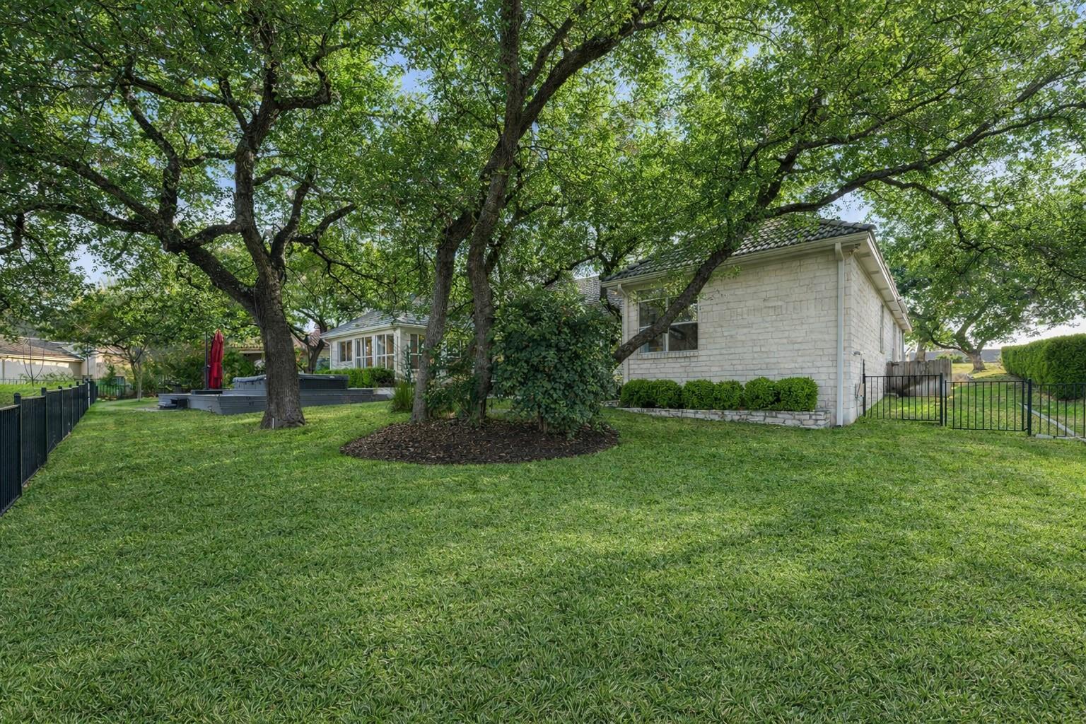 2016 Lakeway Blvd Property Photo 11