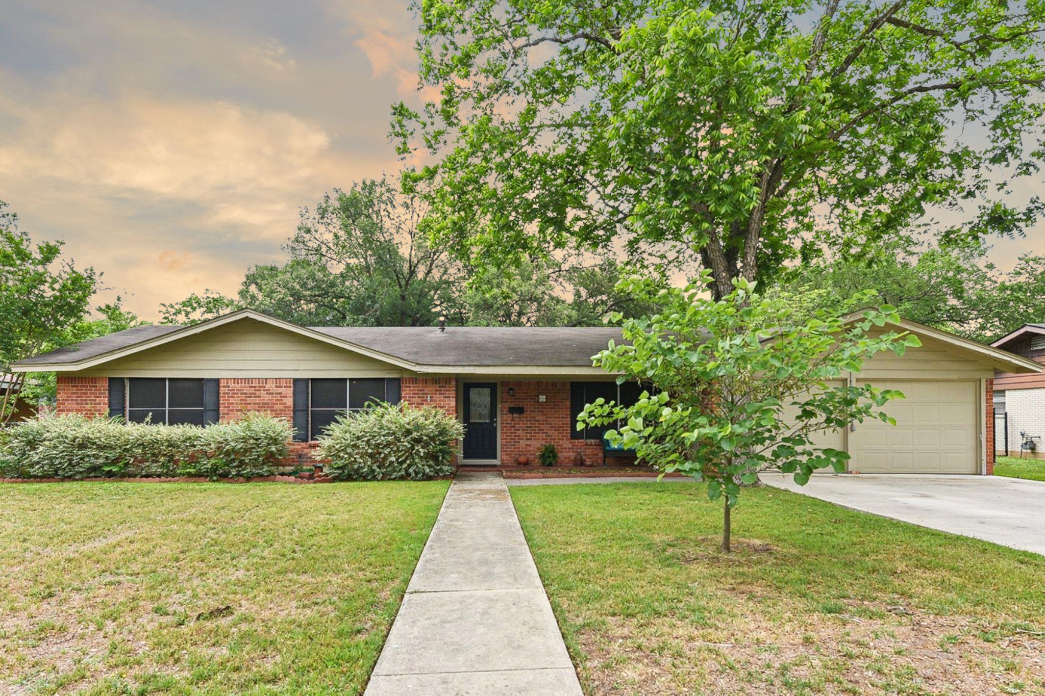 1306 Woodlawn St Property Photo 1