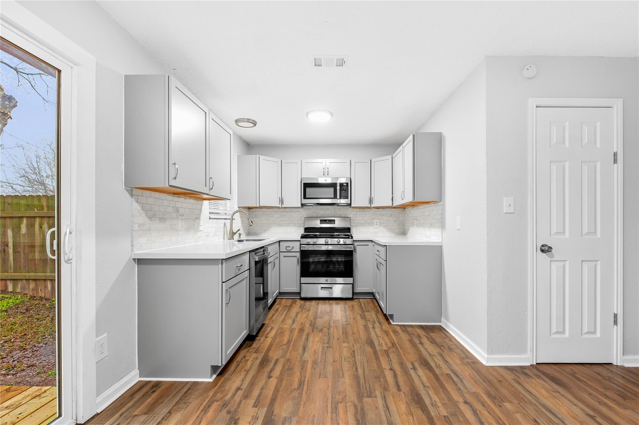 10511 Man O War Ave Property Photo 6