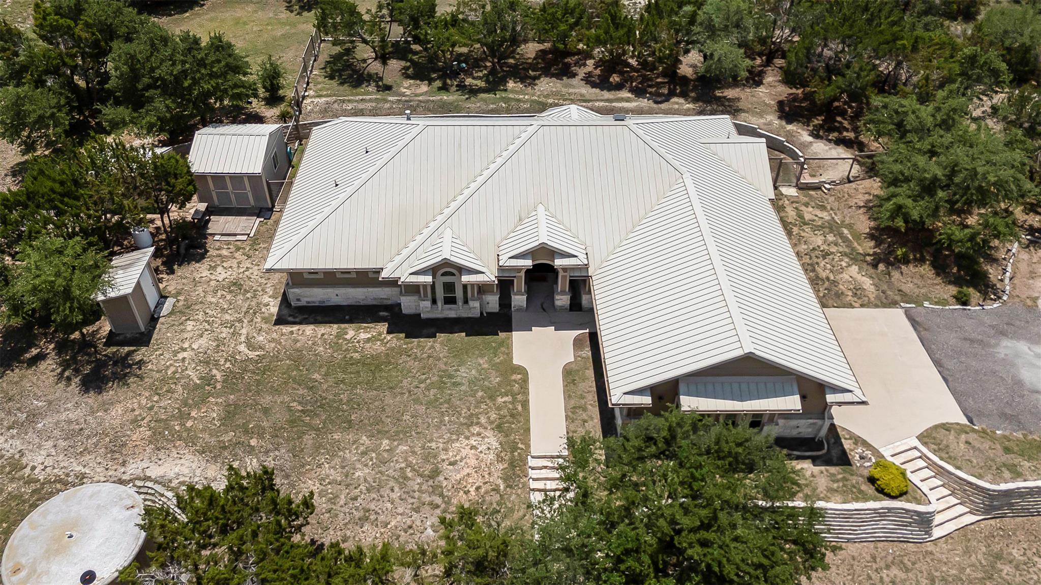 211 E Creek Dr Property Photo 2