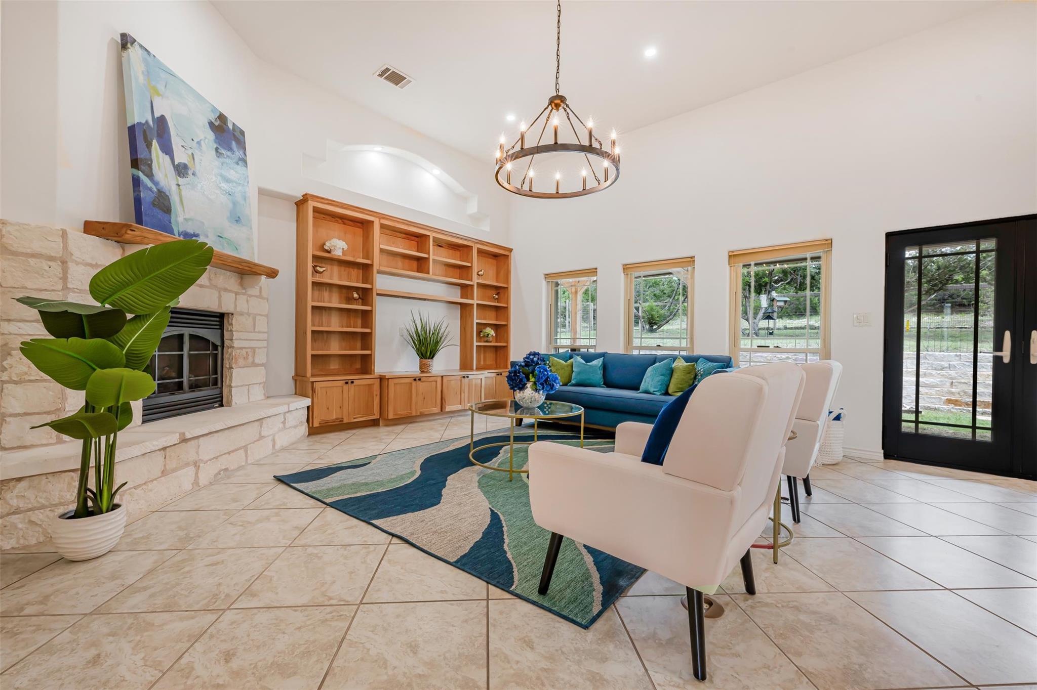 211 E Creek Dr Property Photo 6