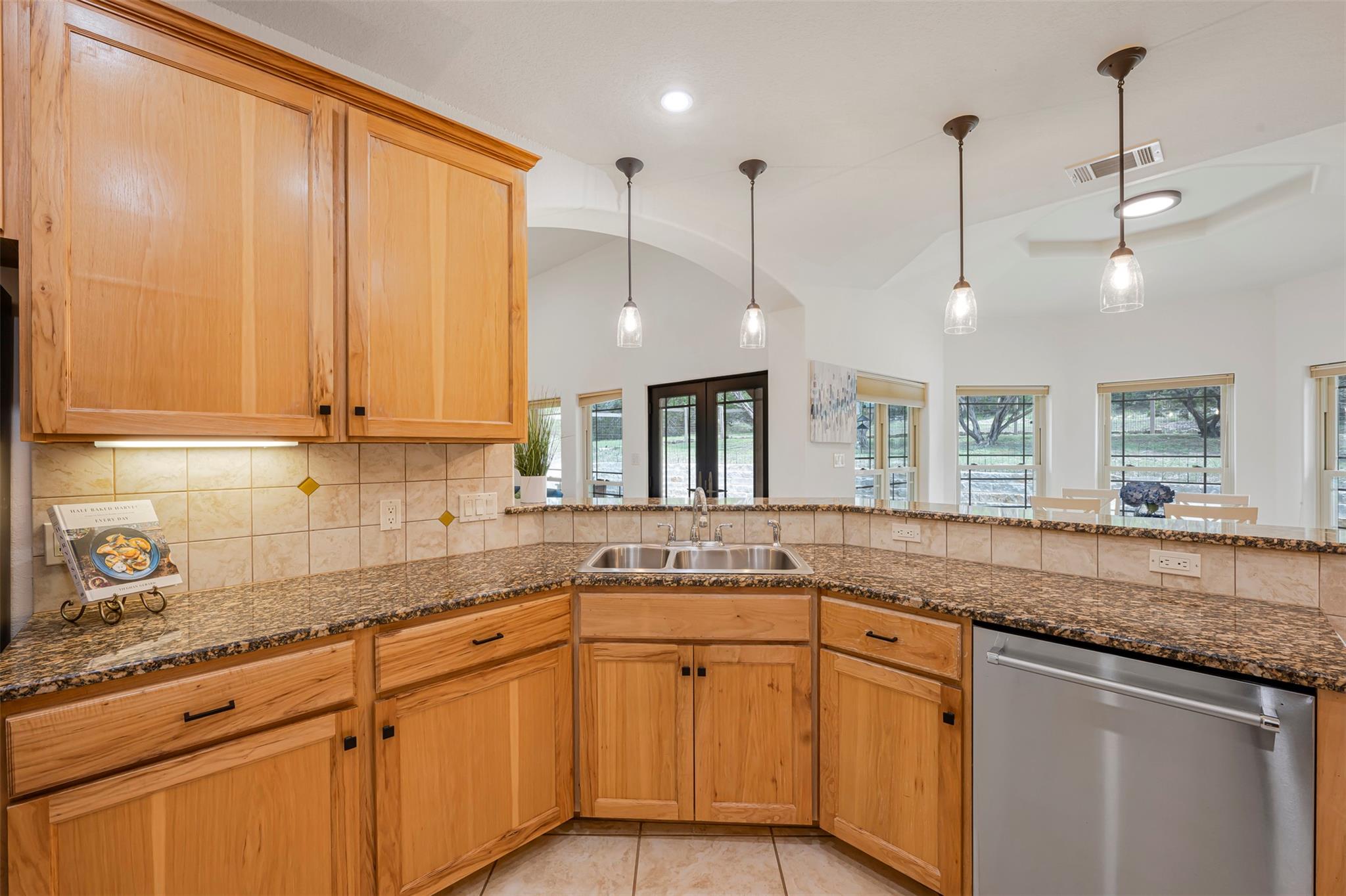 211 E Creek Dr Property Photo 7