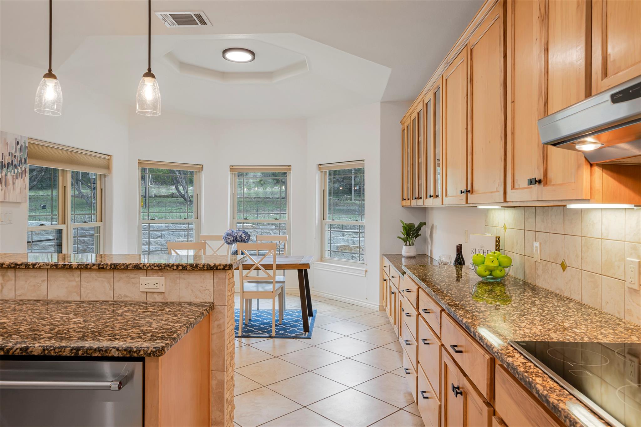 211 E Creek Dr Property Photo 8