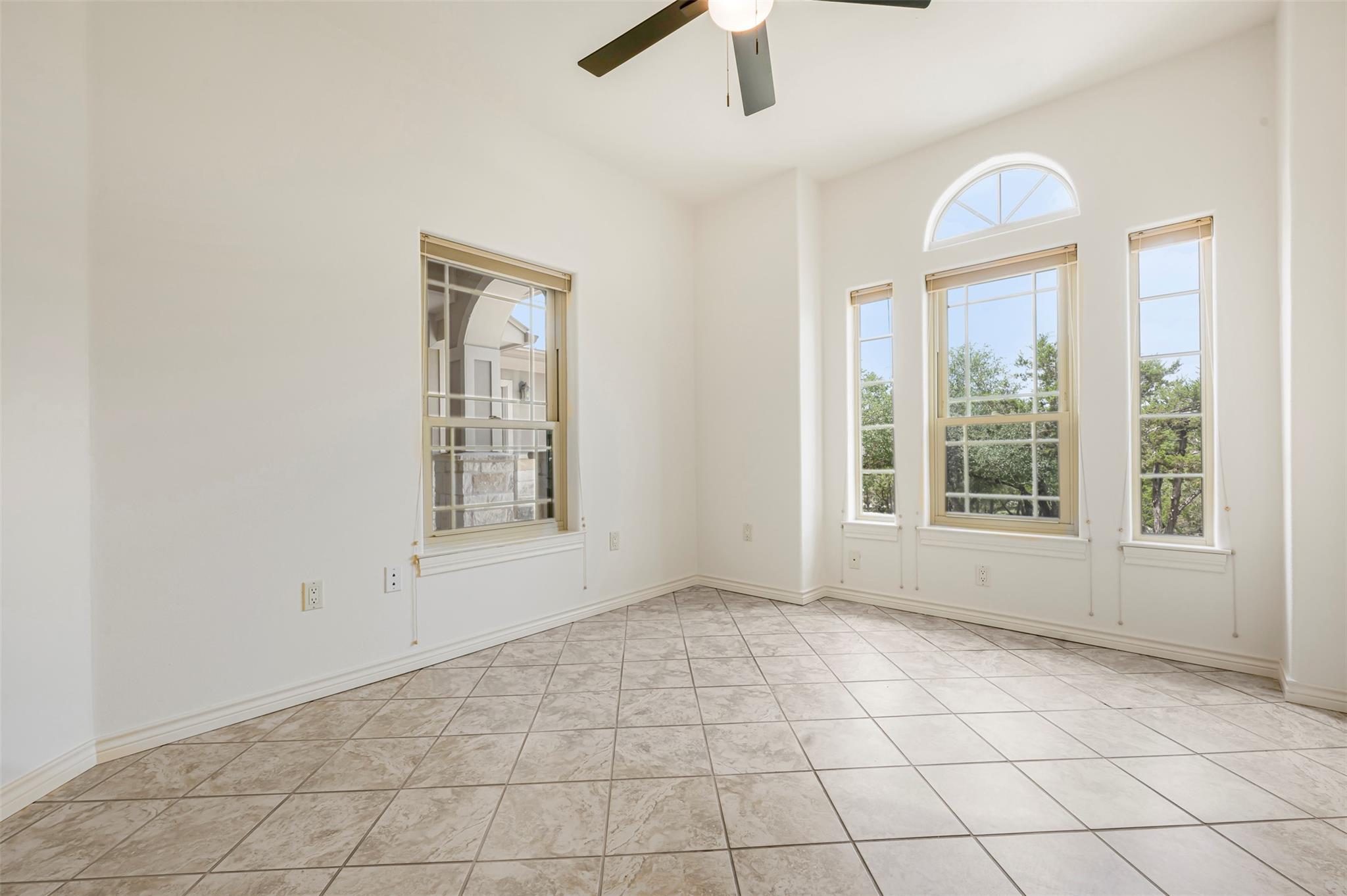 211 E Creek Dr Property Photo 24