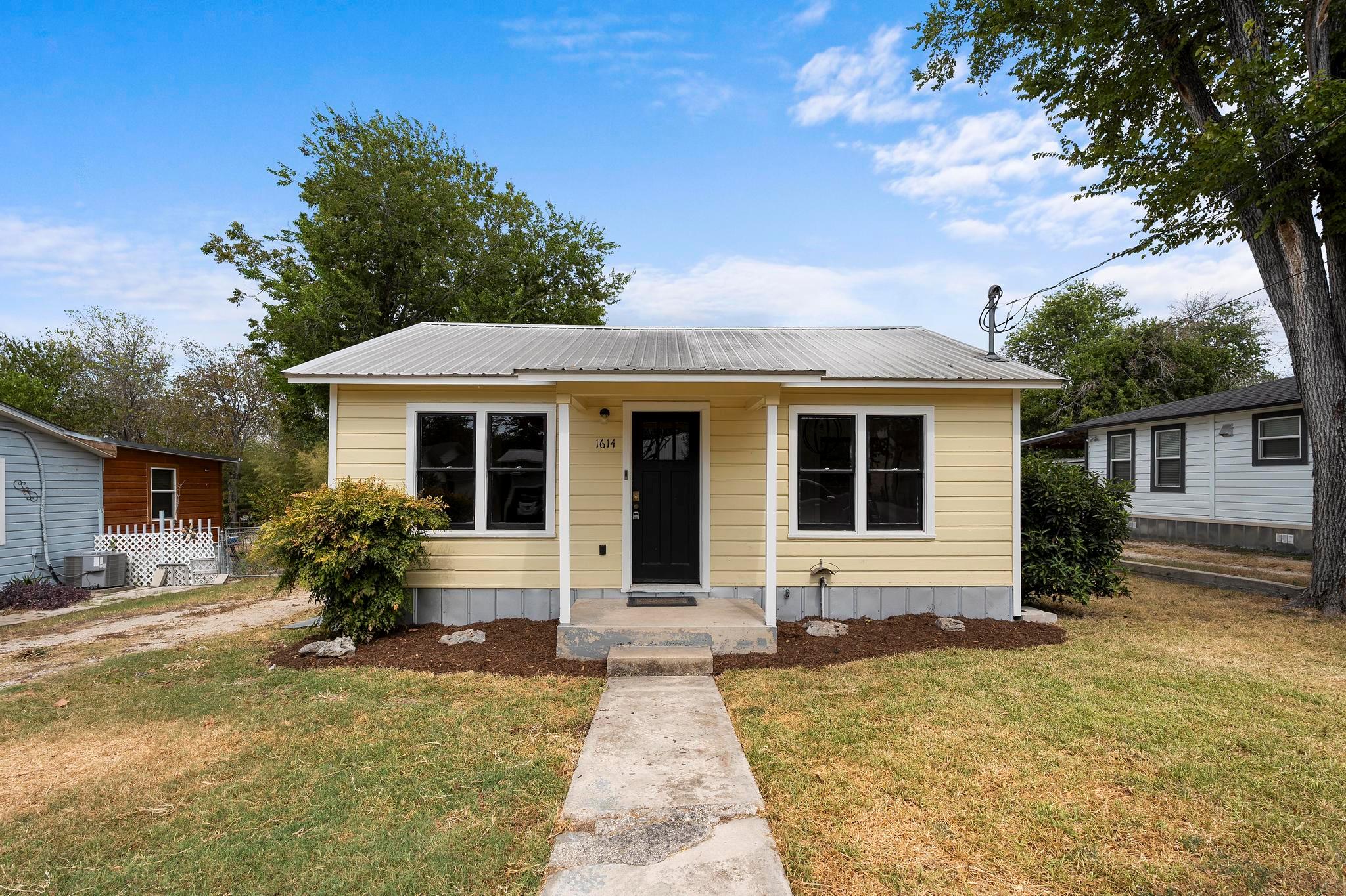 1614 N Lynn St Property Photo 1