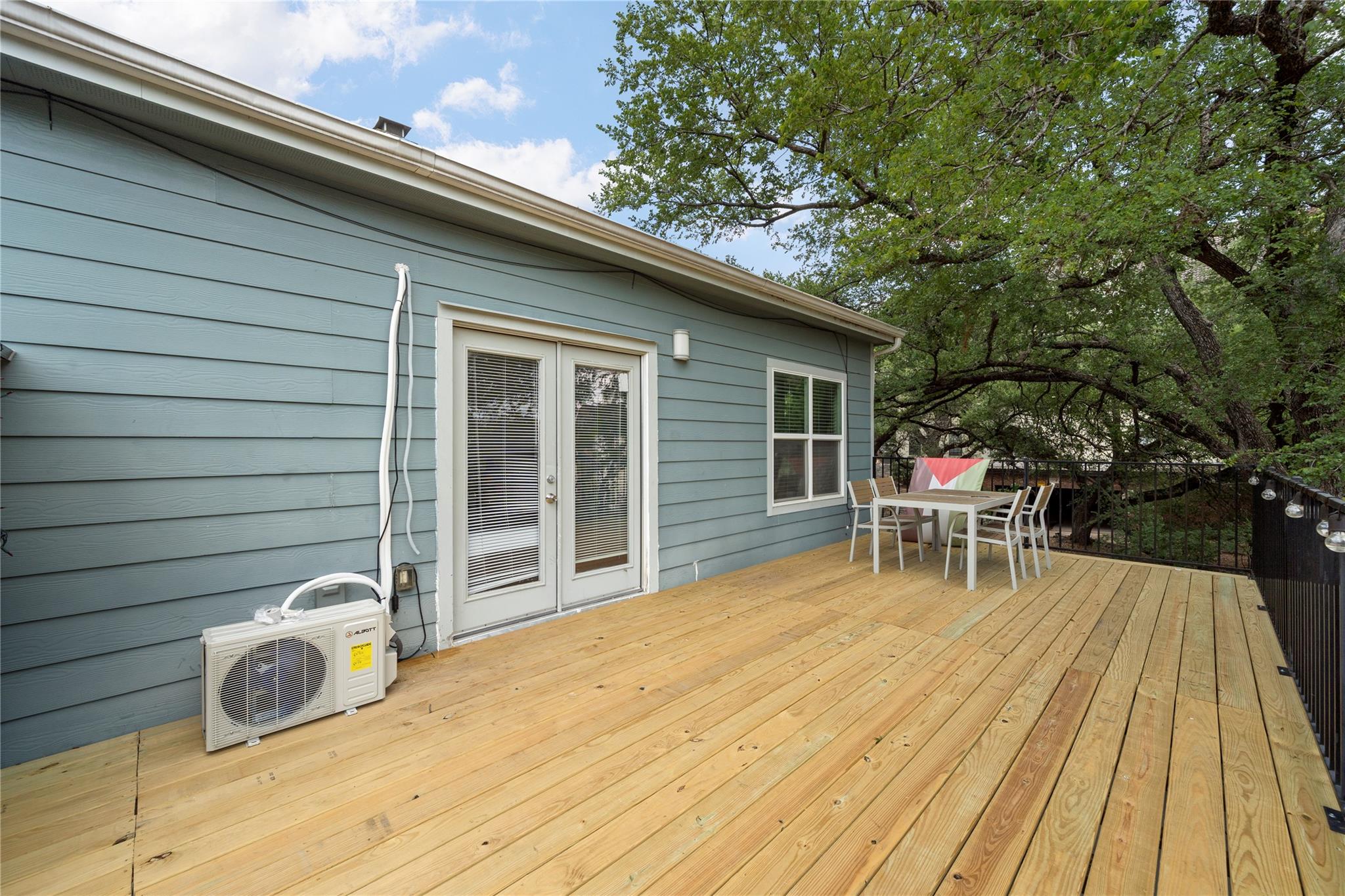 201 W 31st St #h Property Photo 2