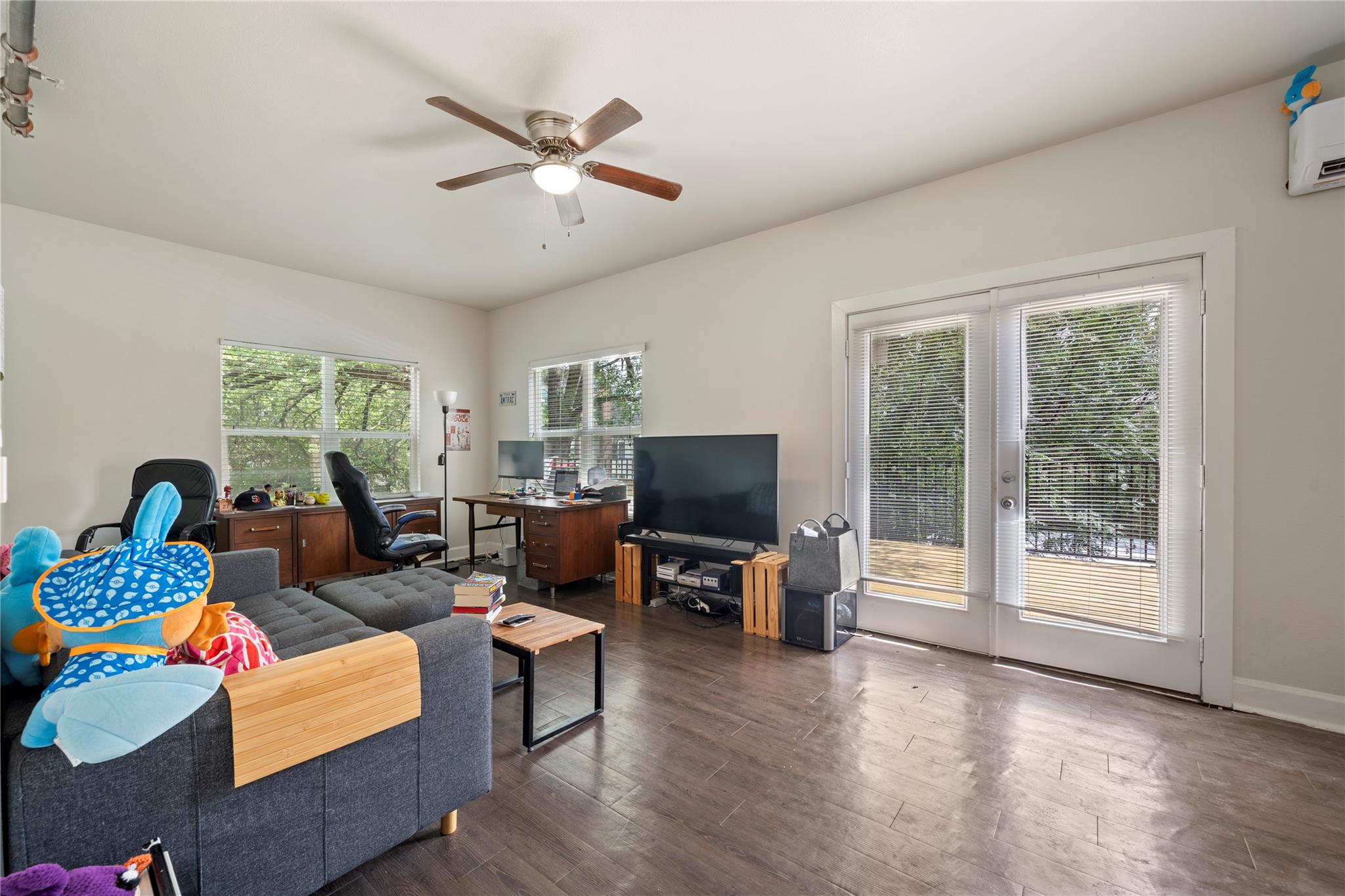 201 W 31st St #h Property Photo 4