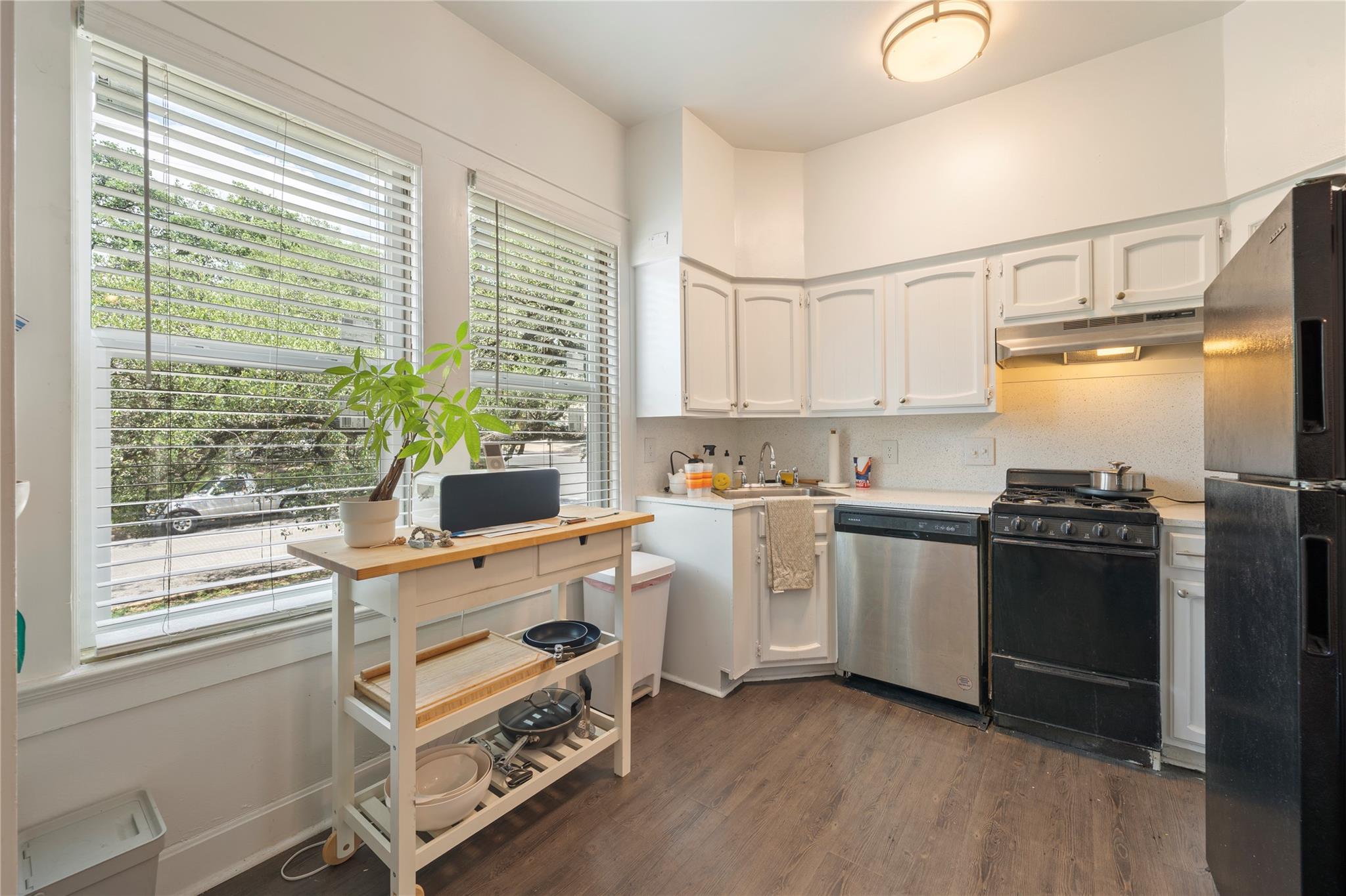 201 W 31st St #h Property Photo 16