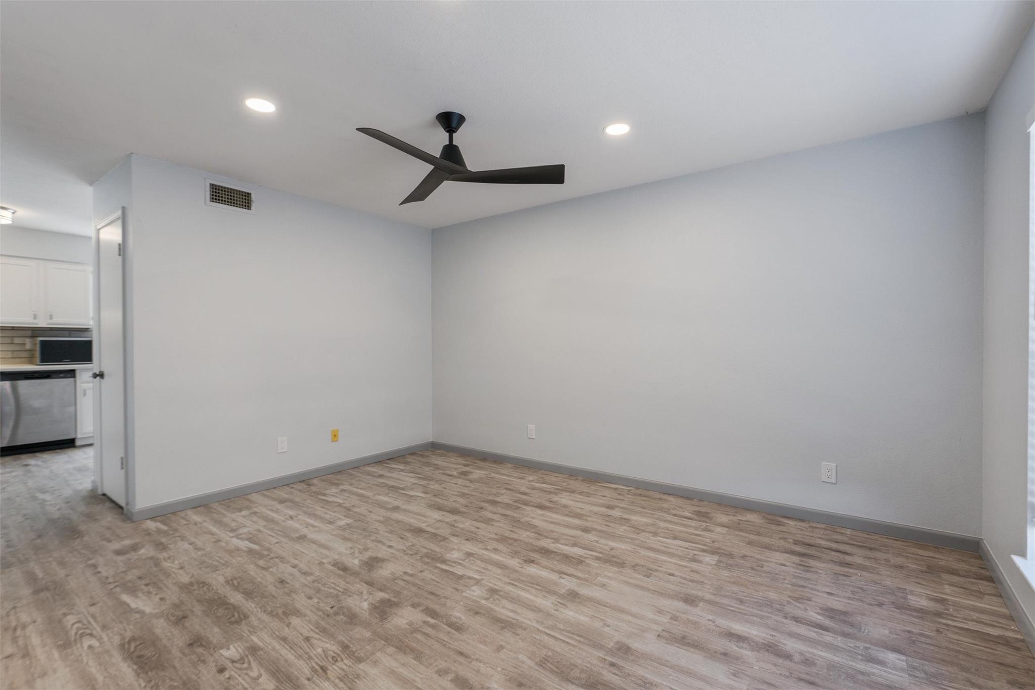 3004 Whisper Oaks Ln B Property Photo 2