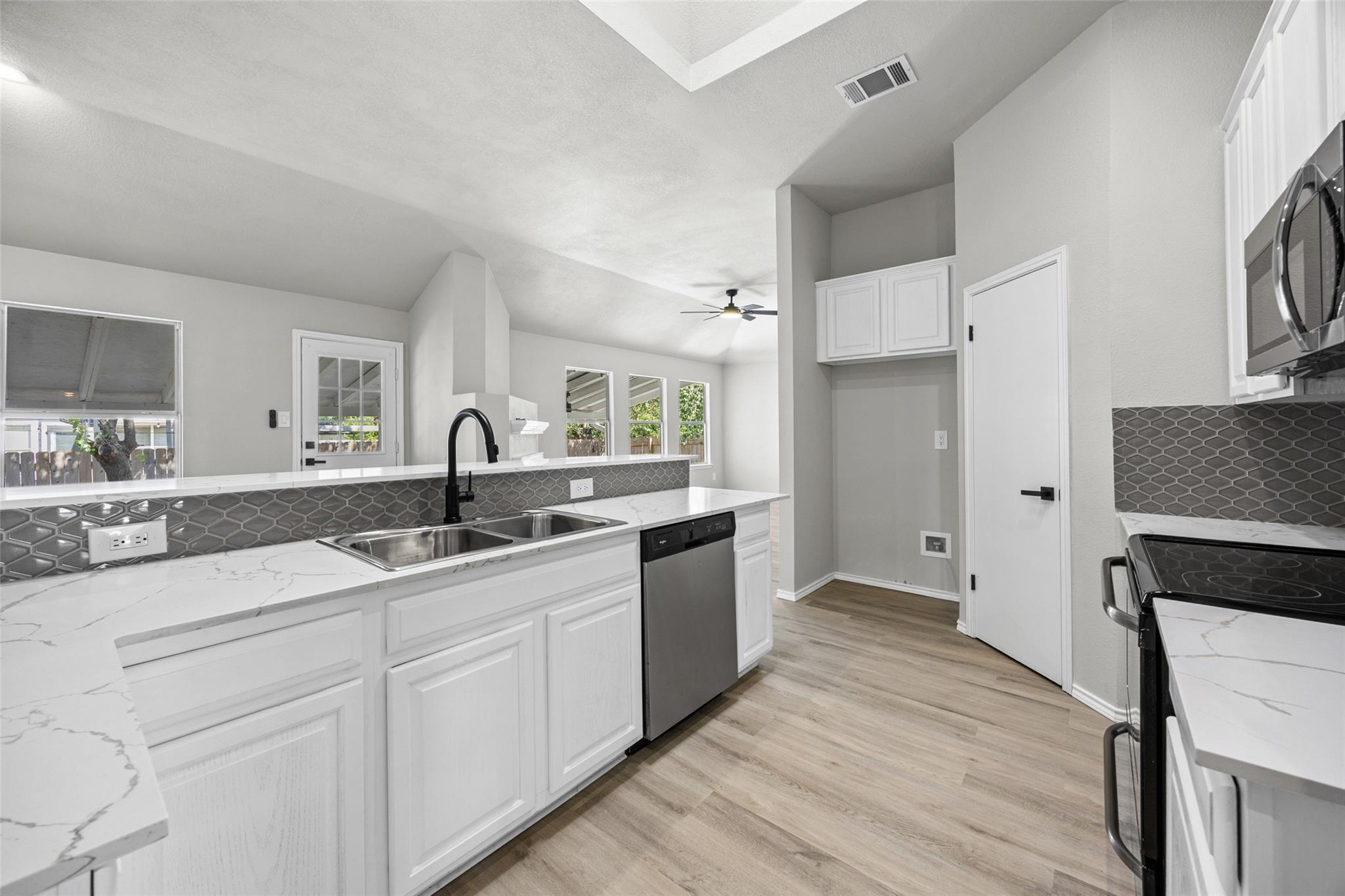 1709 Southeastern Trl Property Photo 6