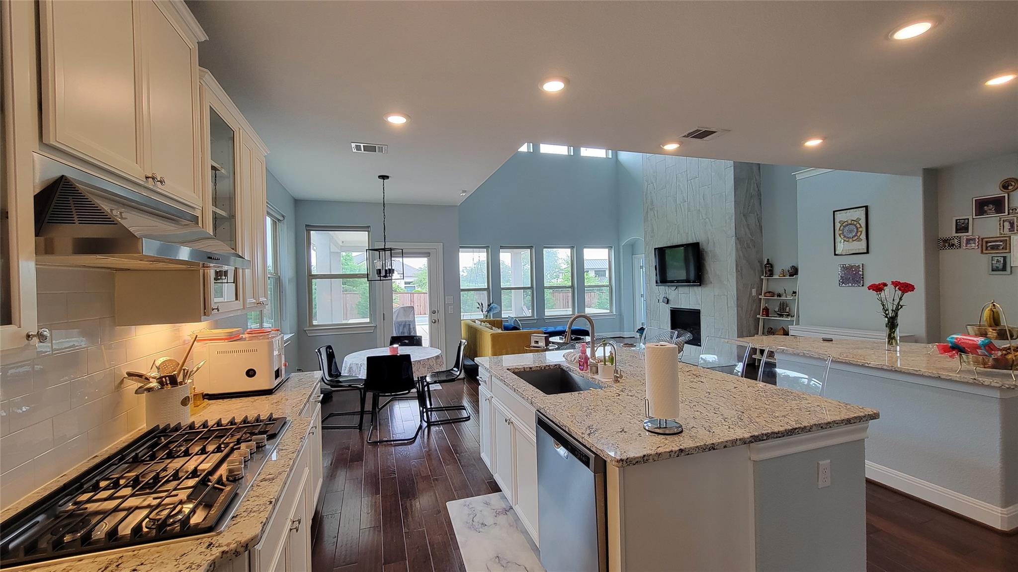 15824 Cinca Terra Dr Property Photo 6