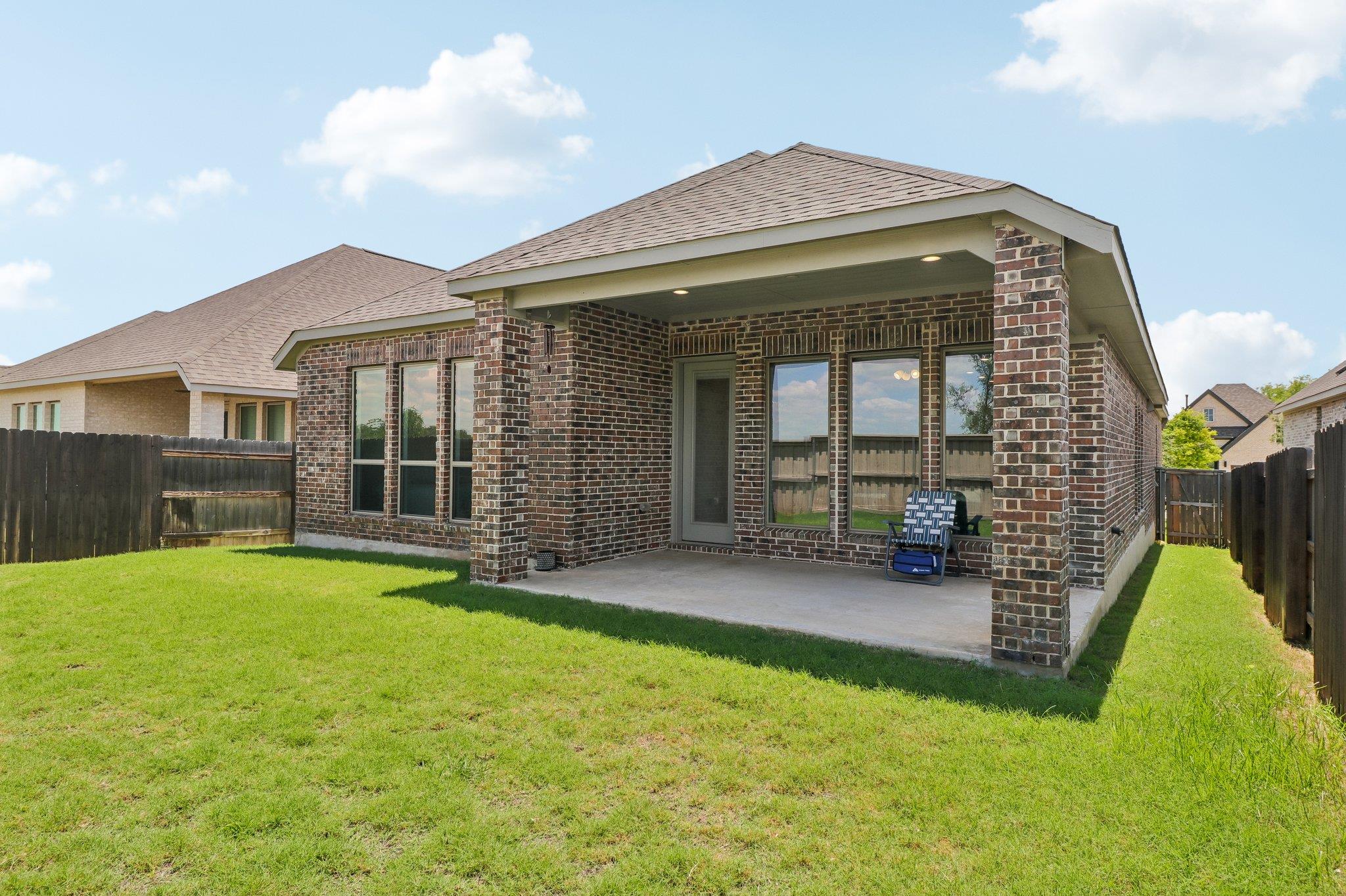 112 Chinaberry Bnd Property Photo 2
