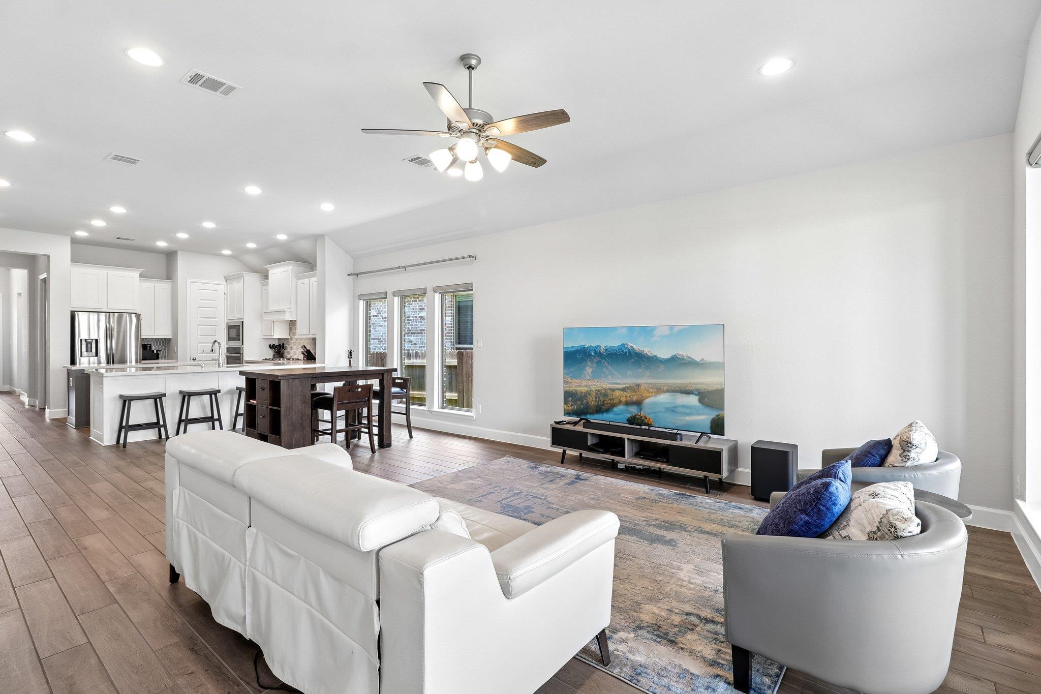 112 Chinaberry Bnd Property Photo 3