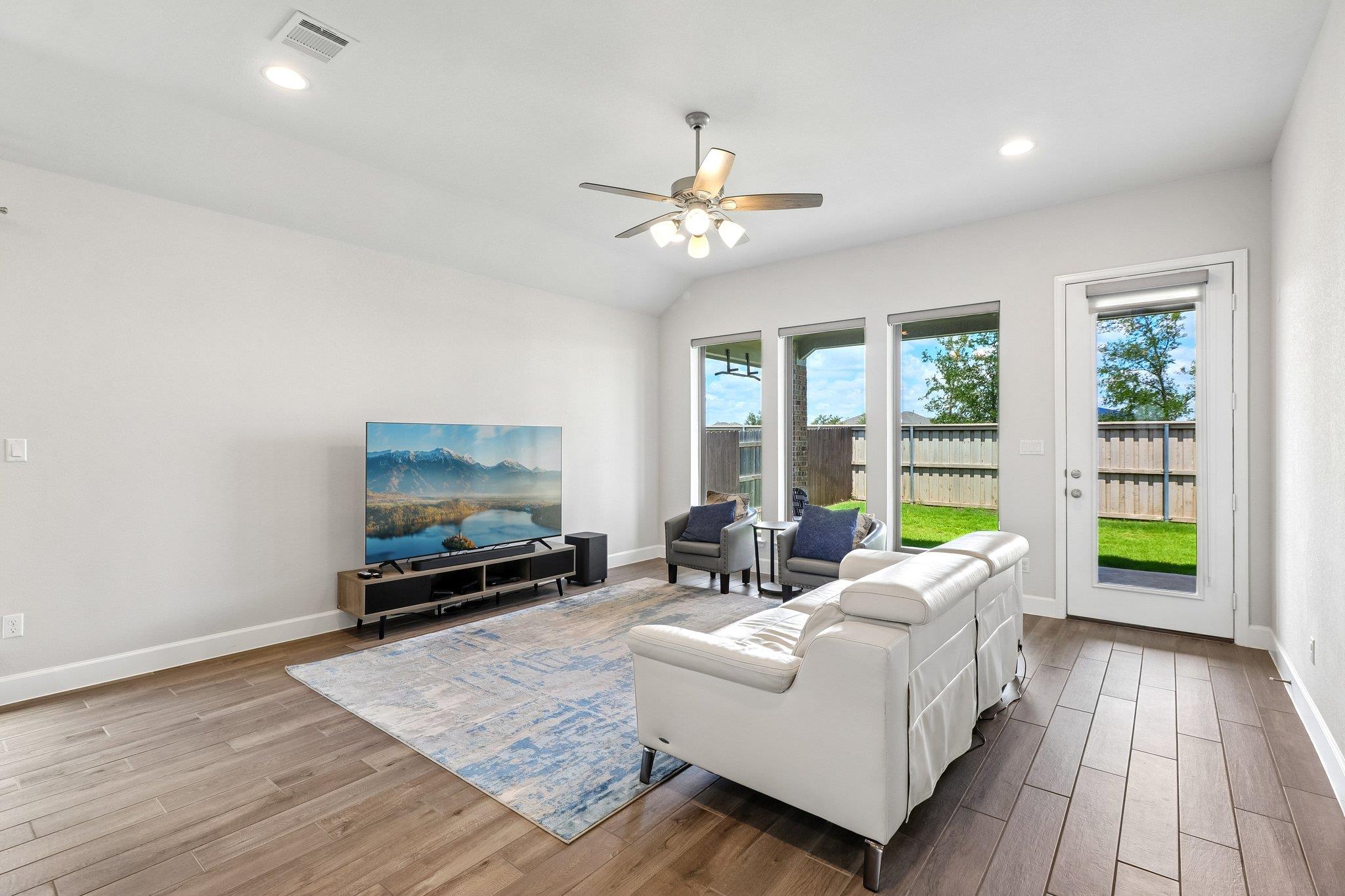 112 Chinaberry Bnd Property Photo 8