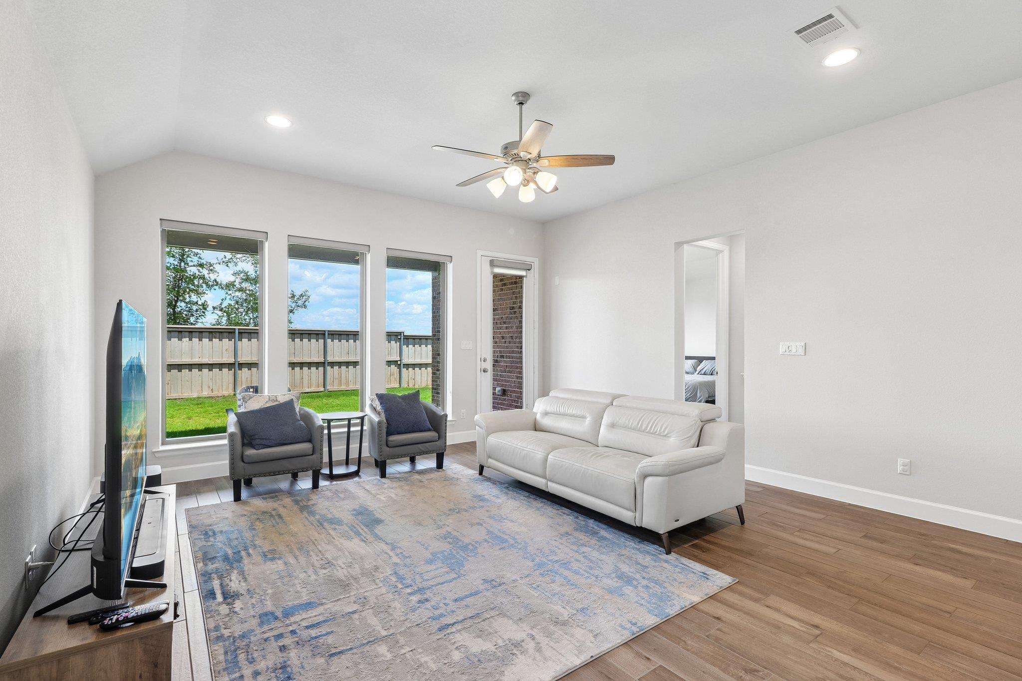 112 Chinaberry Bnd Property Photo 9