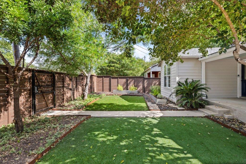 1709 Chicon St Property Photo 2