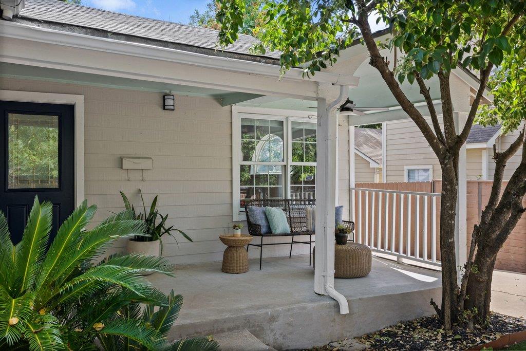 1709 Chicon St Property Photo 3