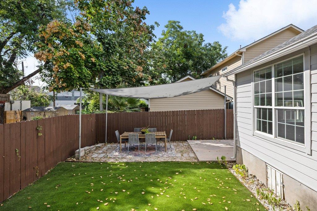 1709 Chicon St Property Photo 34
