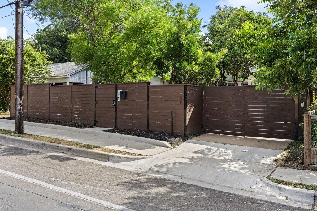 1709 Chicon St Property Photo 40