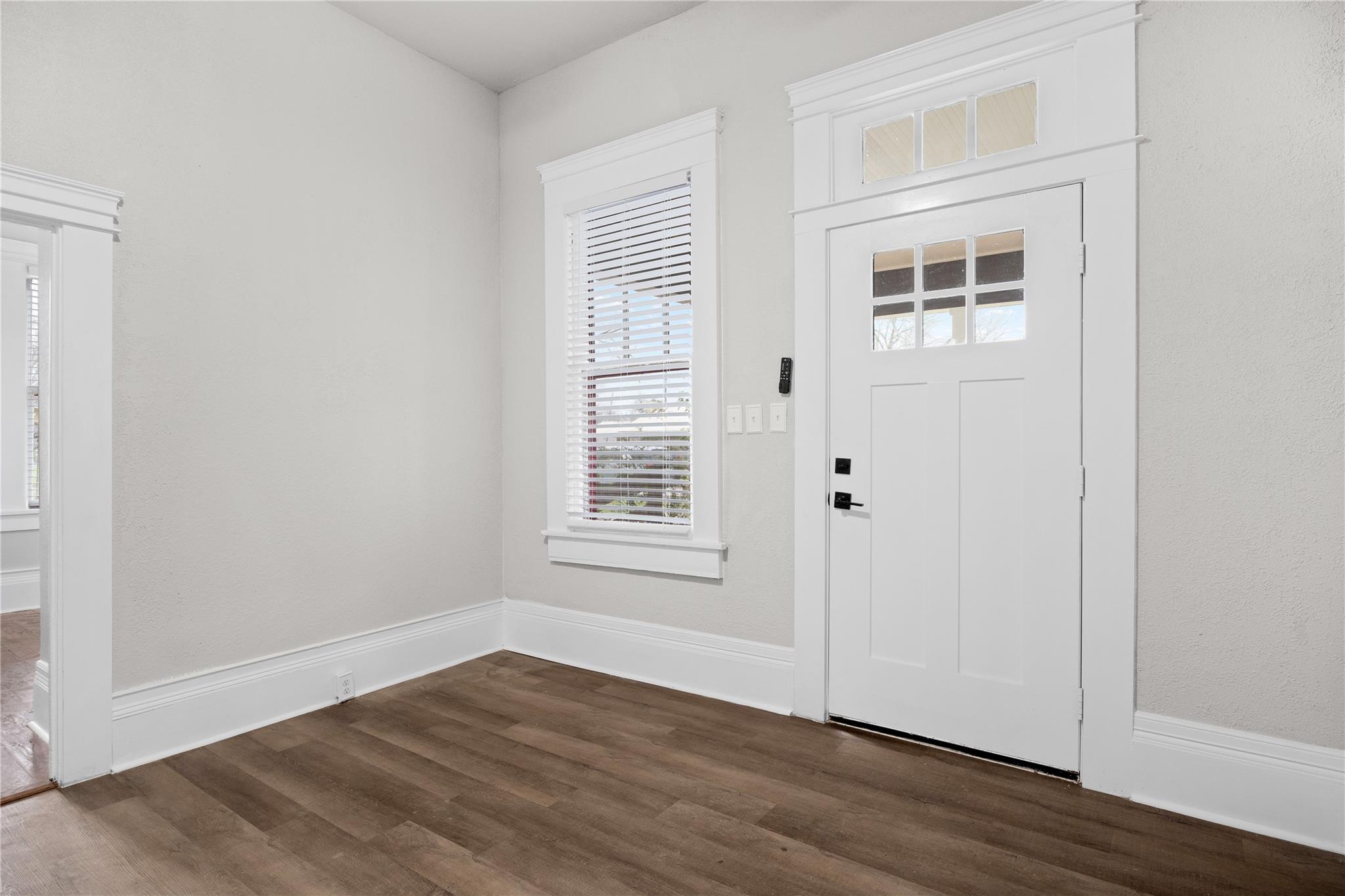 711 Bois Darc St Property Photo 3