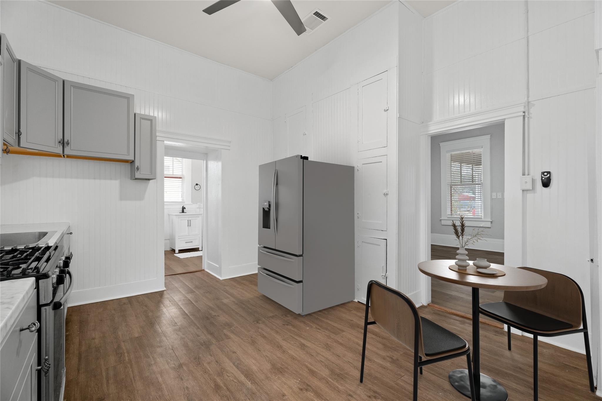 711 Bois Darc St Property Photo 10