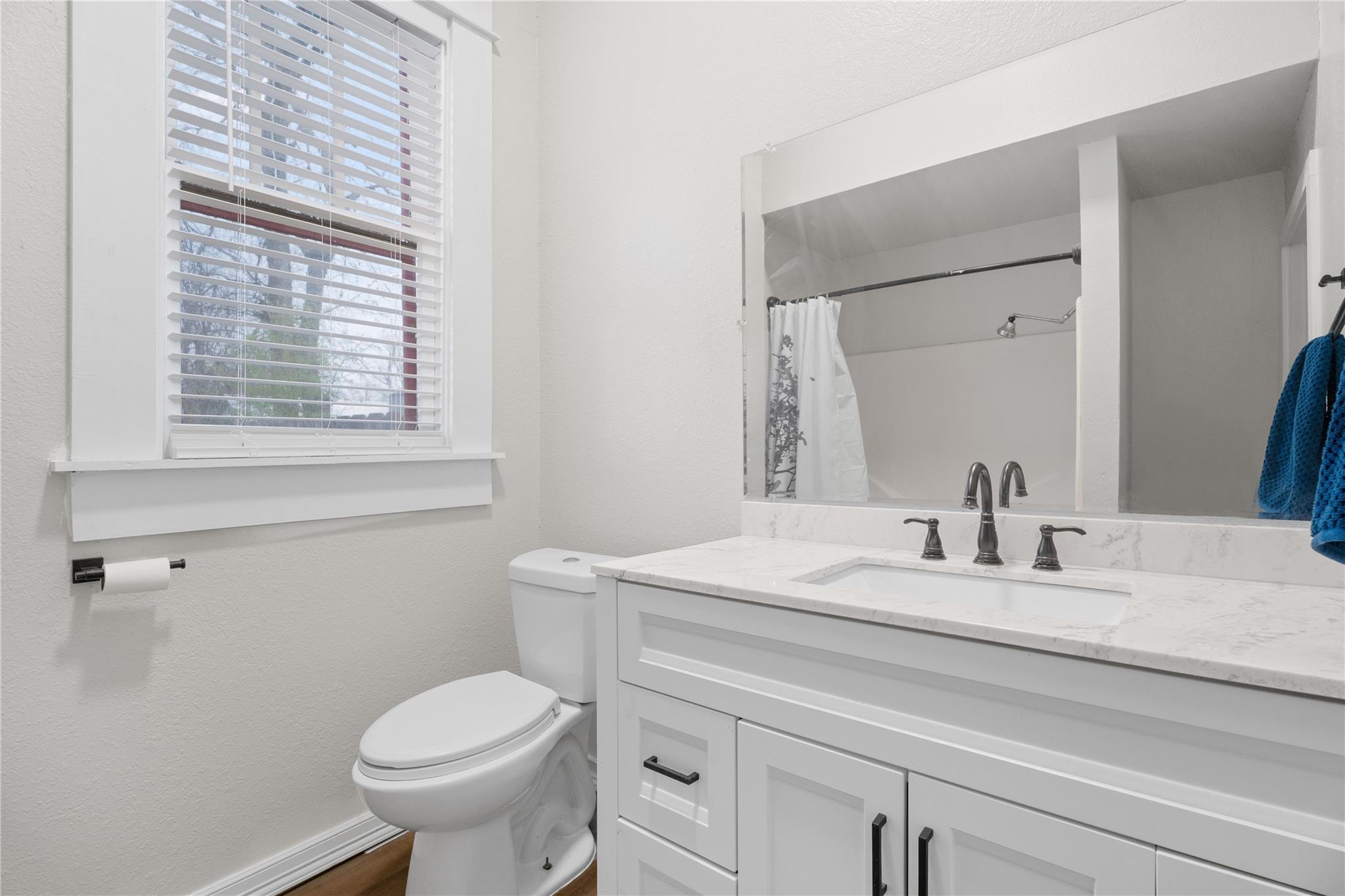 711 Bois Darc St Property Photo 18