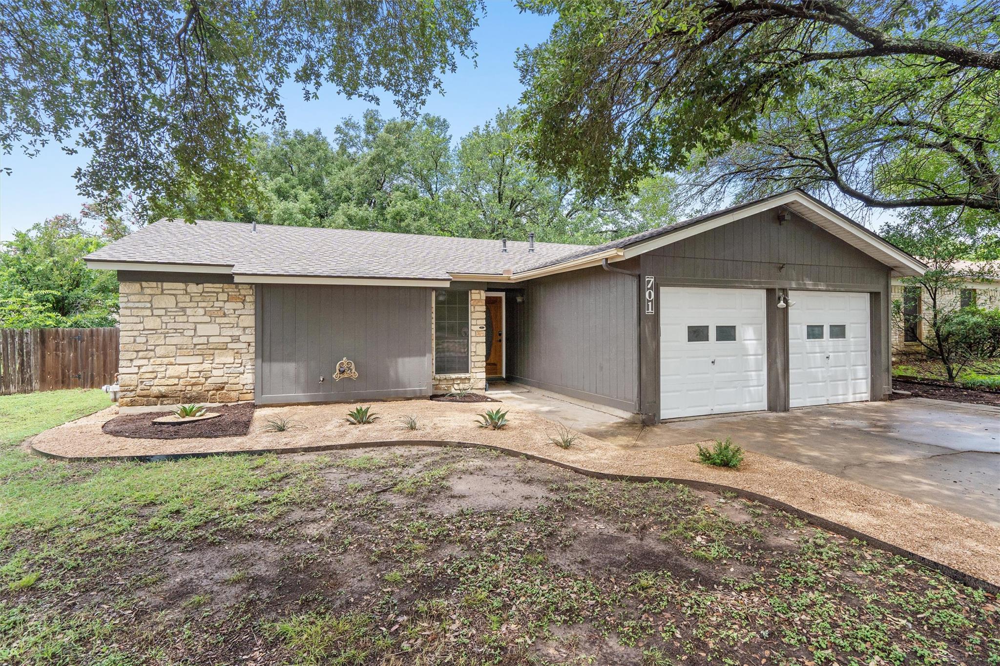 701 Riverwood Dr Property Photo 3