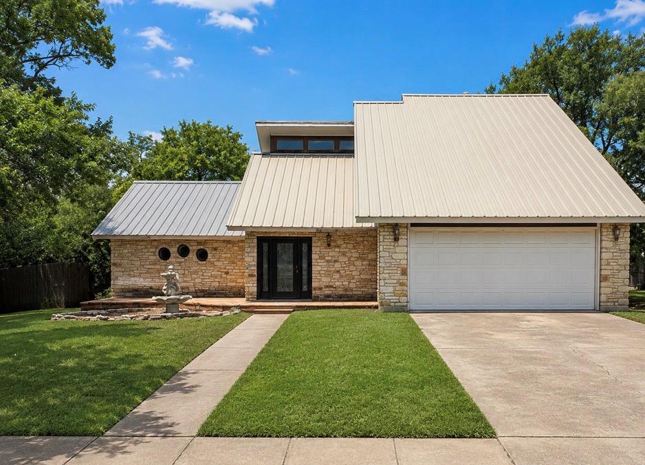 302 Meadow Creek Dr Property Photo 1