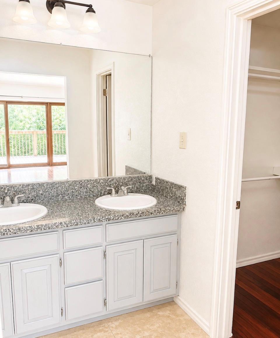 302 Meadow Creek Dr Property Photo 8