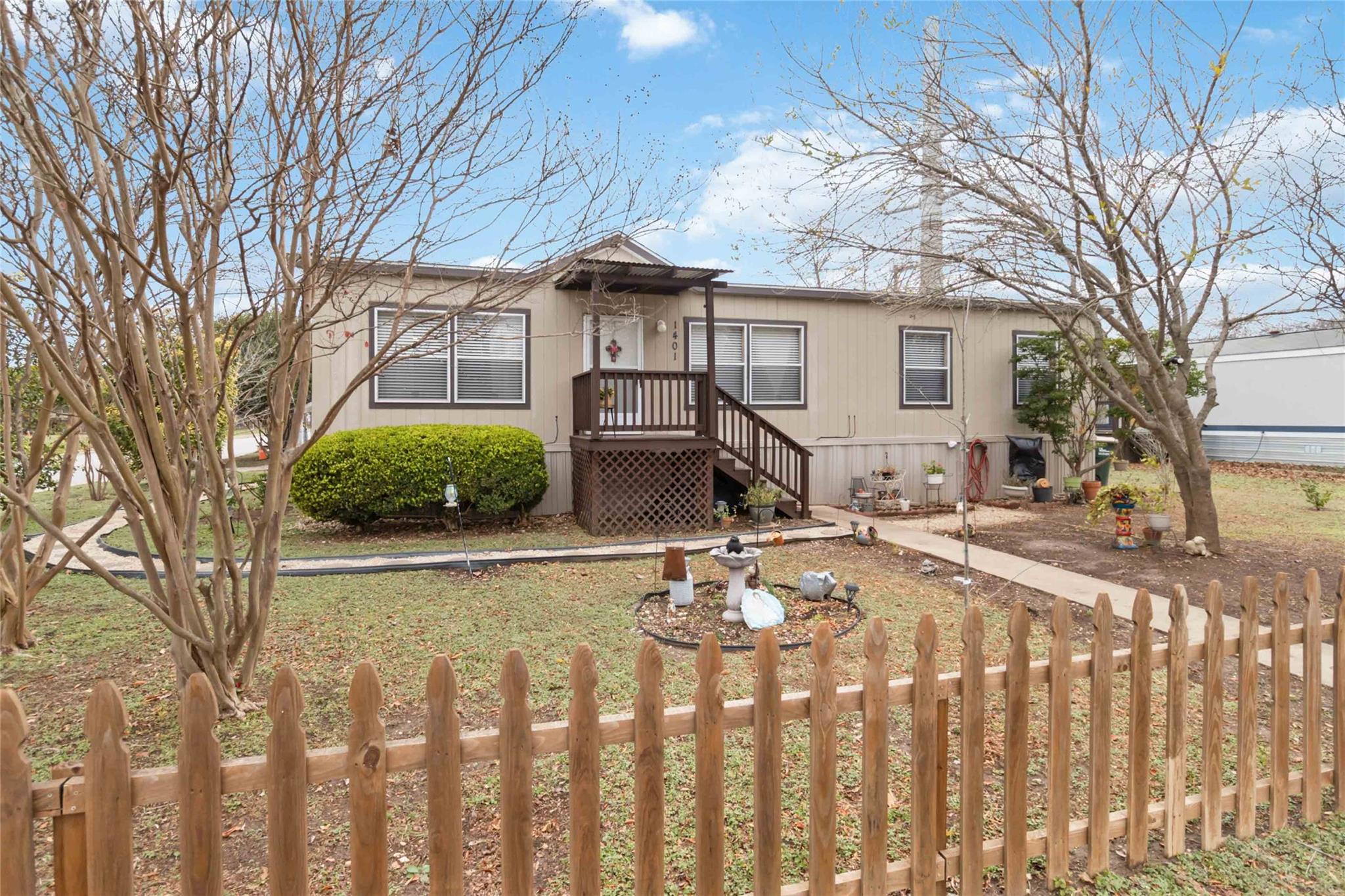 1401 Harper Dr Property Photo 2