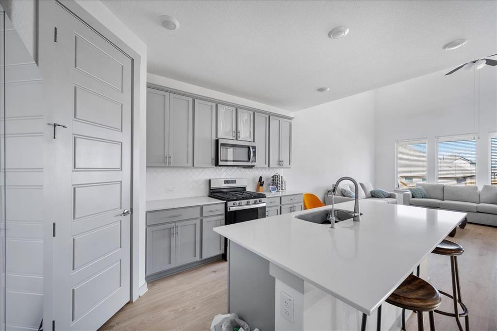 420 Deerpath St Property Photo 6