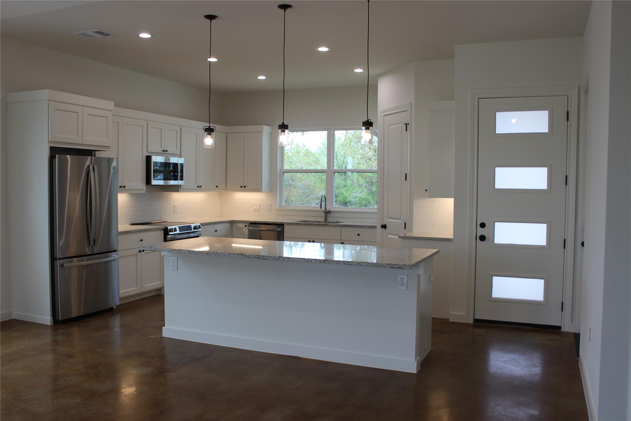 828 Oak Ln Property Photo 1