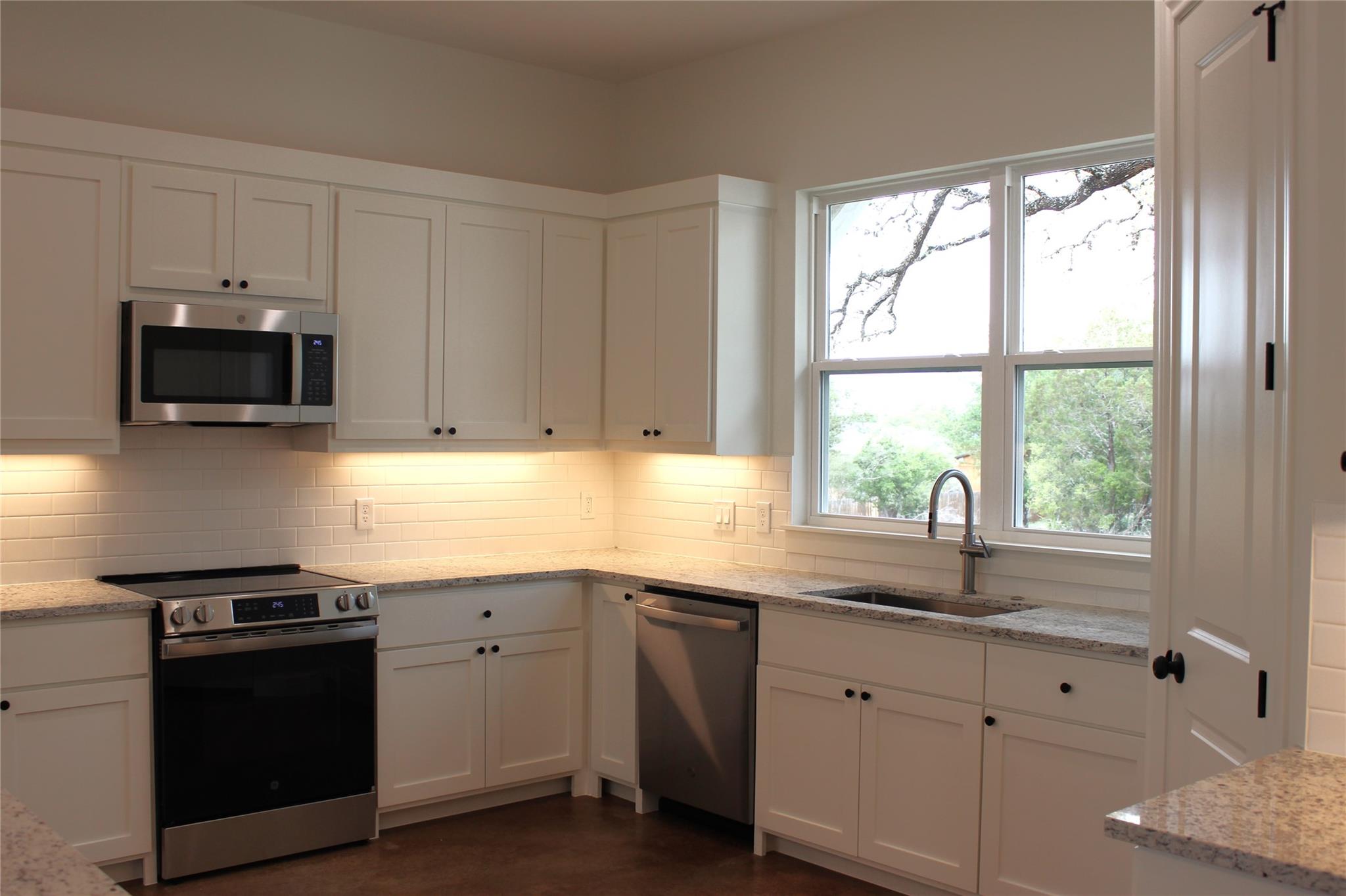 828 Oak Ln Property Photo 6