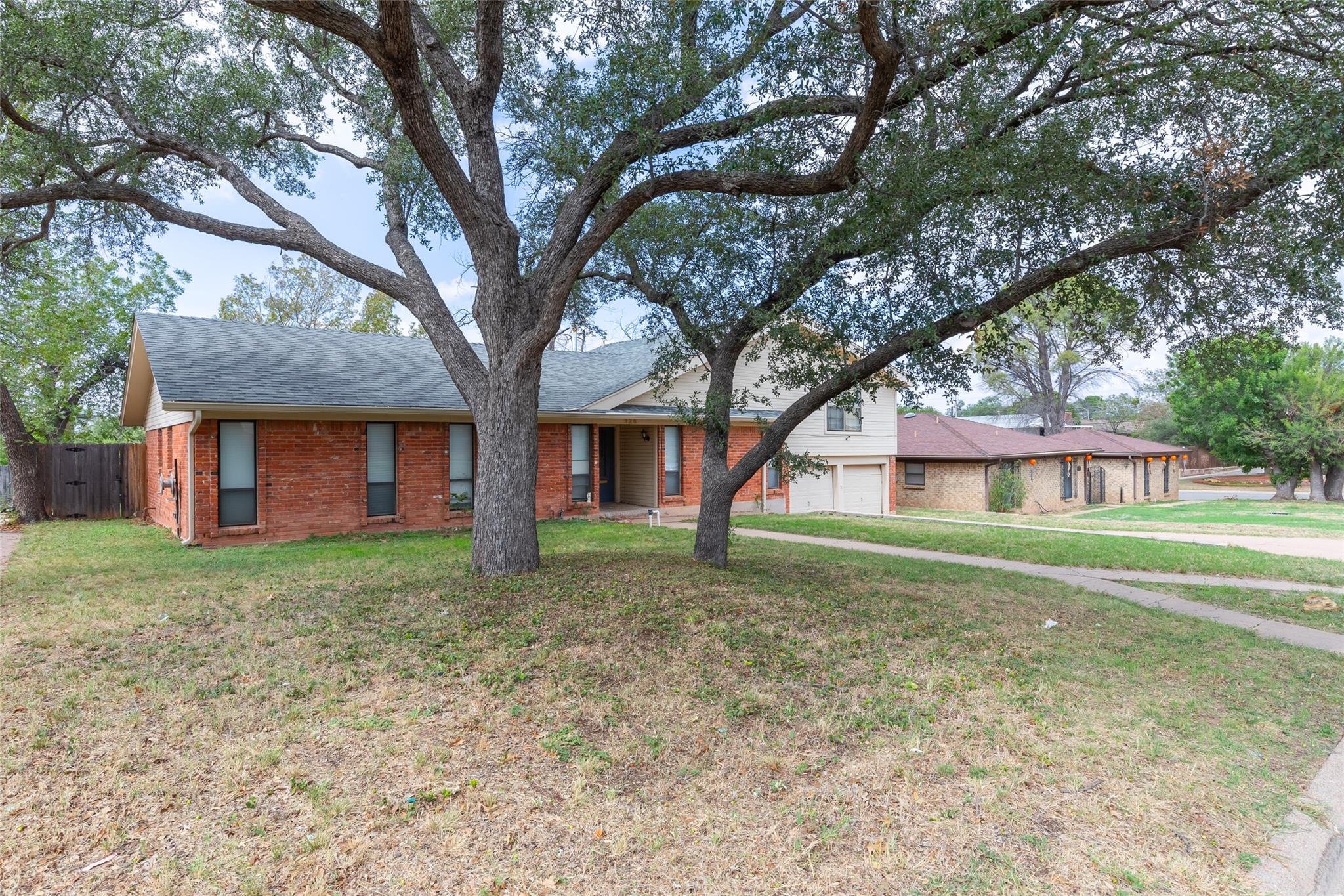 926 Harrison Ave Property Photo 2