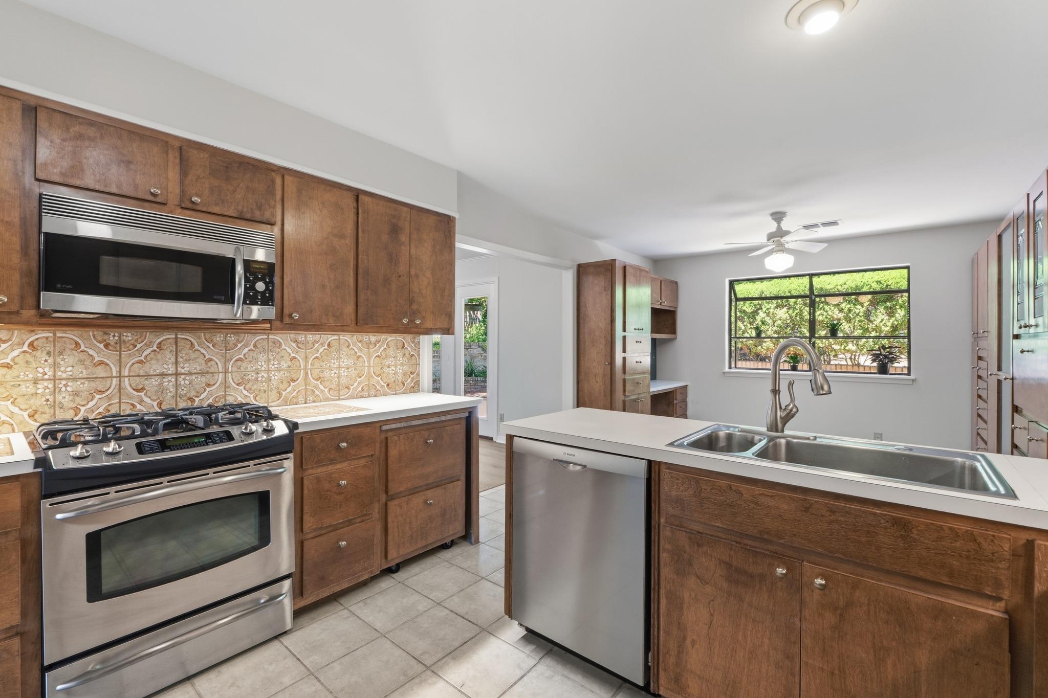 2802 Pecos St Property Photo 8