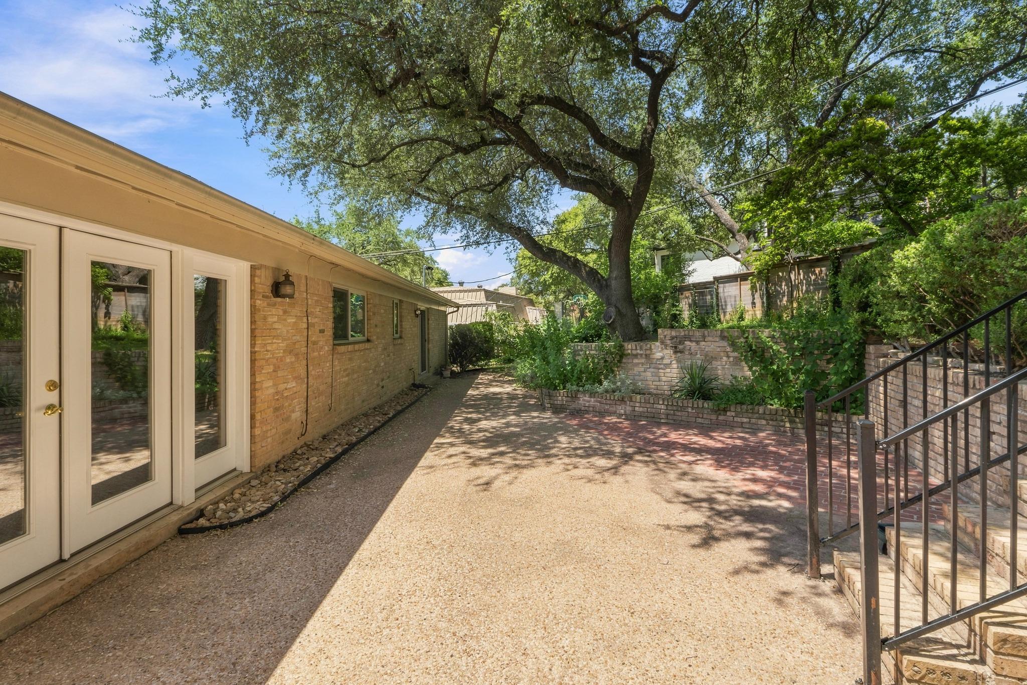 2802 Pecos St Property Photo 27