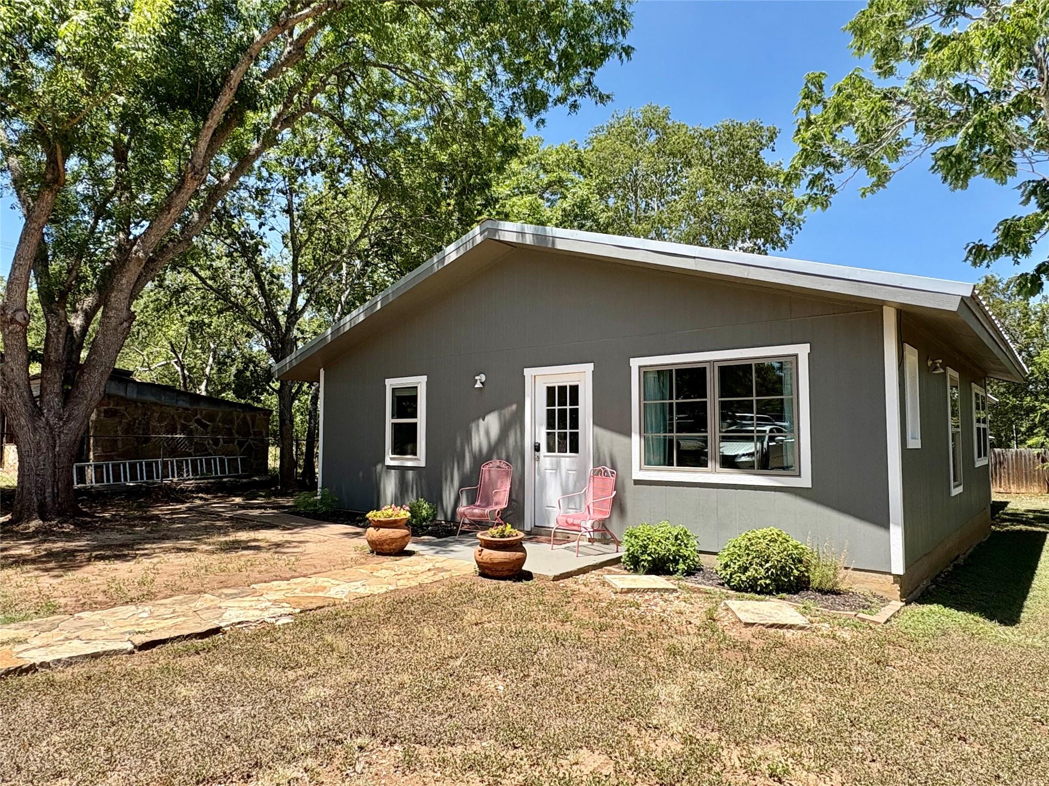 503 E Bluebonnet Ln Property Photo 2