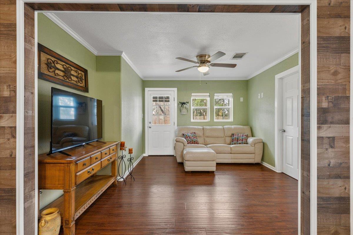 503 E Bluebonnet Ln Property Photo 9