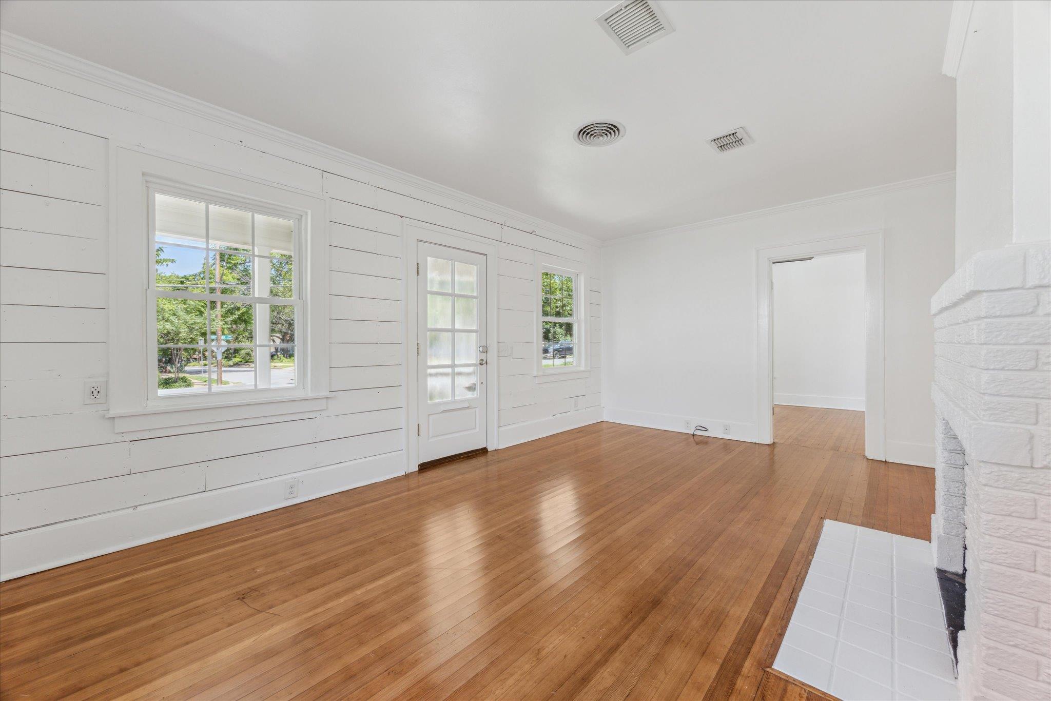 3300 Harris Park Ave Property Photo 3