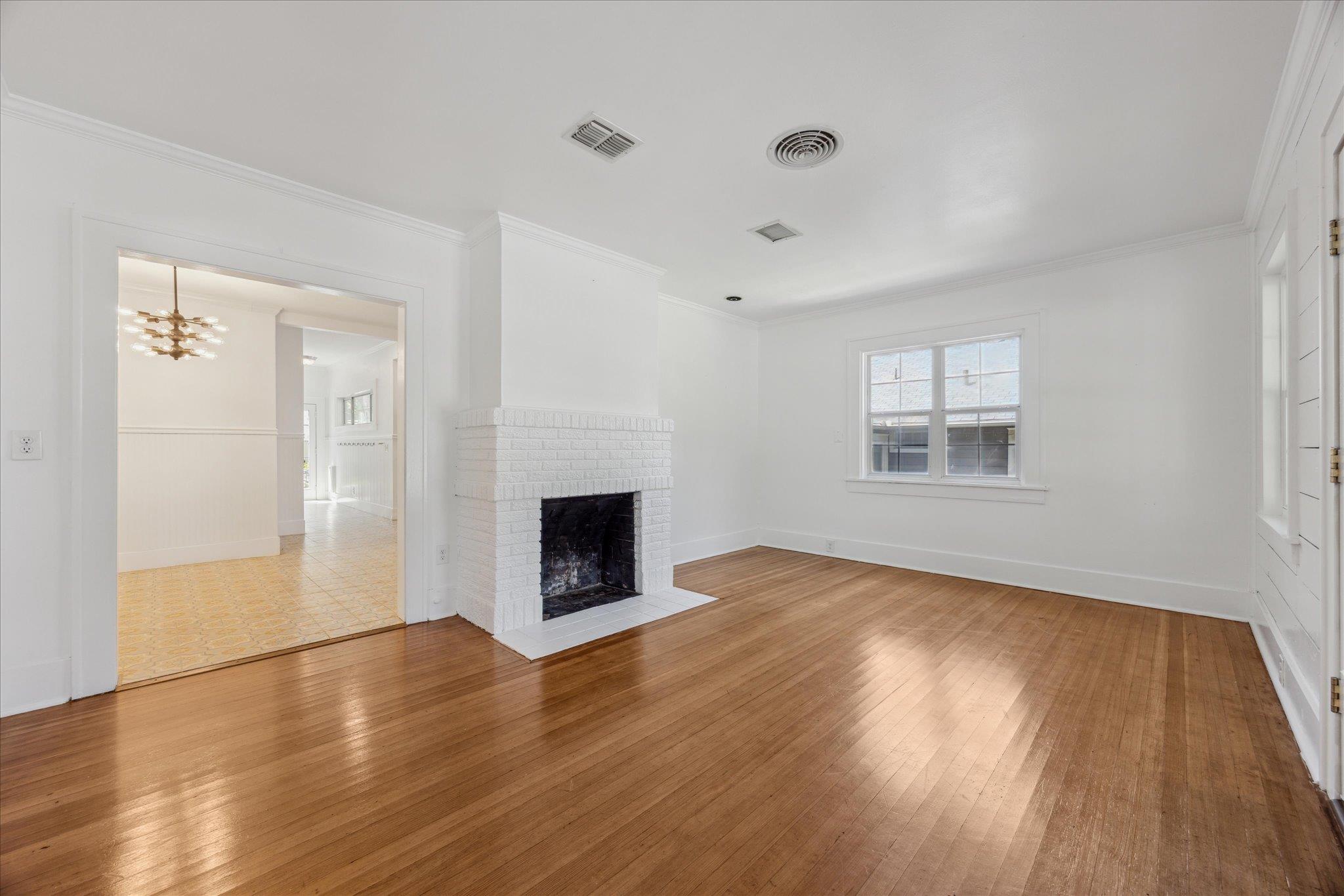 3300 Harris Park Ave Property Photo 4