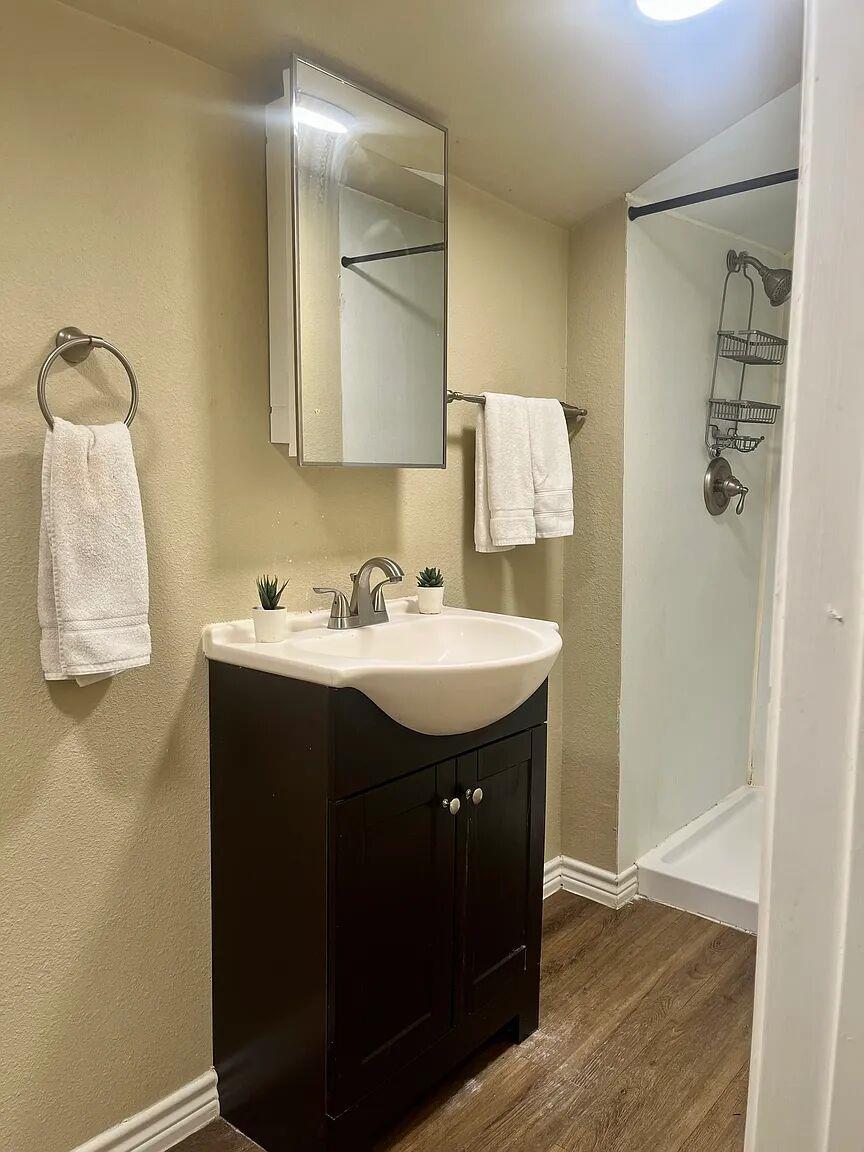 706 W 32nd St #b Property Photo 4
