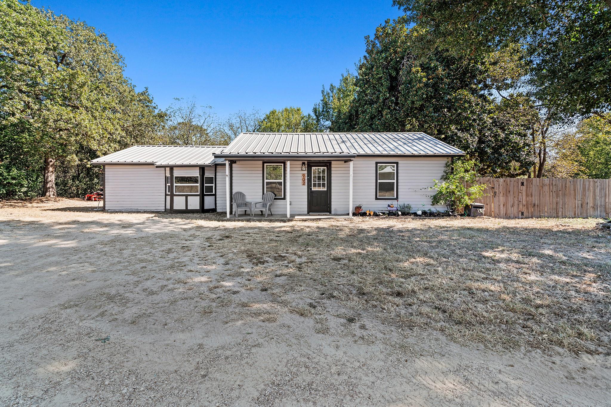 902 Miller St Property Photo 1